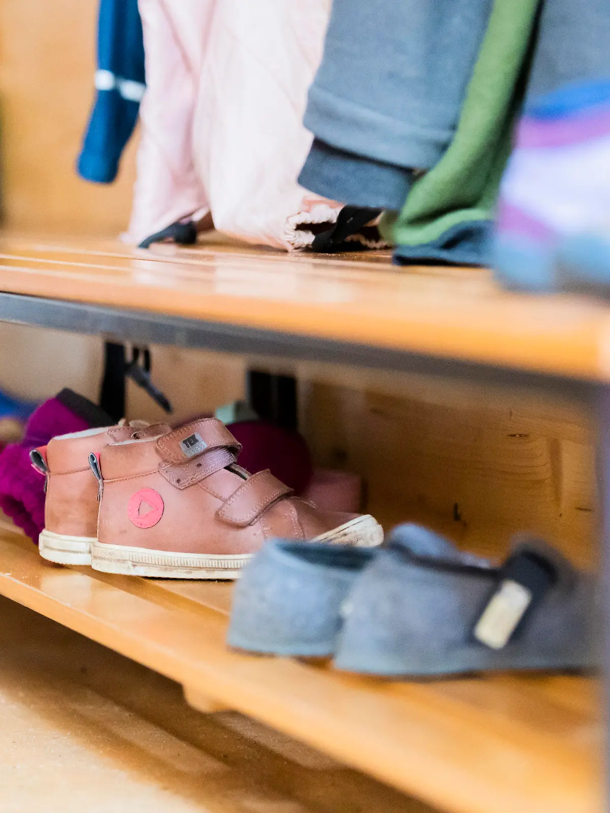 ARCHIV - 25.10.2023, Berlin: Das Schuhregal in einer Berliner Kita. (zu dpa: «Fördermodell für Münchner Kitas in Vollversammlung nachgebessert») Foto: Christoph Soeder/dpa +++ dpa-Bildfunk +++