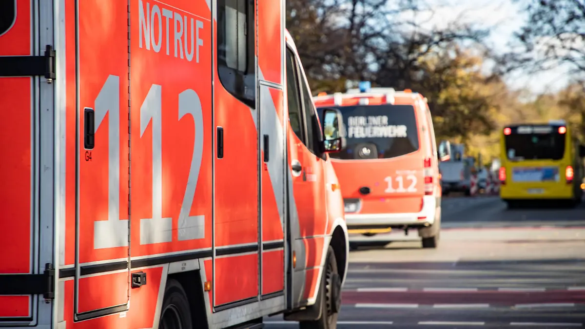  Krankenwagen im Einsatz 04.11.2020, Berlin: Zwei Einsatzwagen der Berliner Feuerwehr fahren mit Blaulicht durch den Berliner Strassenverkehr. Berlin Deutschland *** Ambulance on duty 04 11 2020, Berlin Two ambulances of the Berlin fire brigade drive with blue light through the Berlin road traffic Berlin Germany