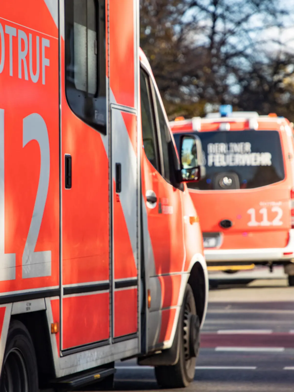  Krankenwagen im Einsatz 04.11.2020, Berlin: Zwei Einsatzwagen der Berliner Feuerwehr fahren mit Blaulicht durch den Berliner Strassenverkehr. Berlin Deutschland *** Ambulance on duty 04 11 2020, Berlin Two ambulances of the Berlin fire brigade drive with blue light through the Berlin road traffic Berlin Germany