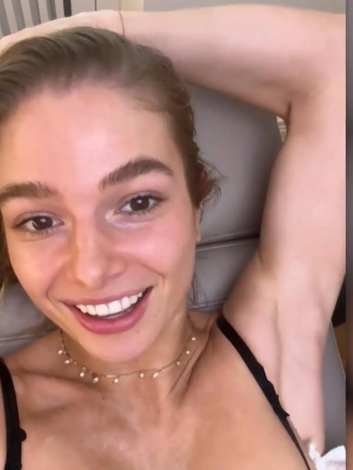 Niemand mag lästige Schweißflecken auf der Kleidung! Daher setzen aktuell viele auf Botox unter den Achseln. Das Nervengift blockiert die Schweißdrüsen unter der Haut. Auch Moderatorin Lola Weippert ist Fan der Behandlung. Doch wie effektiv ist Botox wirklich im Kampf gegen ungewollte Schweißflecken? Und kann es auch gefährlich werden? Das Ergebnis seht ihr im Video. 
