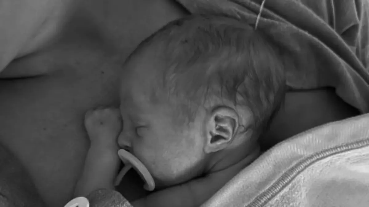 Bei einer Ultraschall-Untersuchung wurde dem Traumpaar des schwedischen Handballs mitgeteilt, dass die Zwillinge unter dem TAPS-Syndrom leiden.
