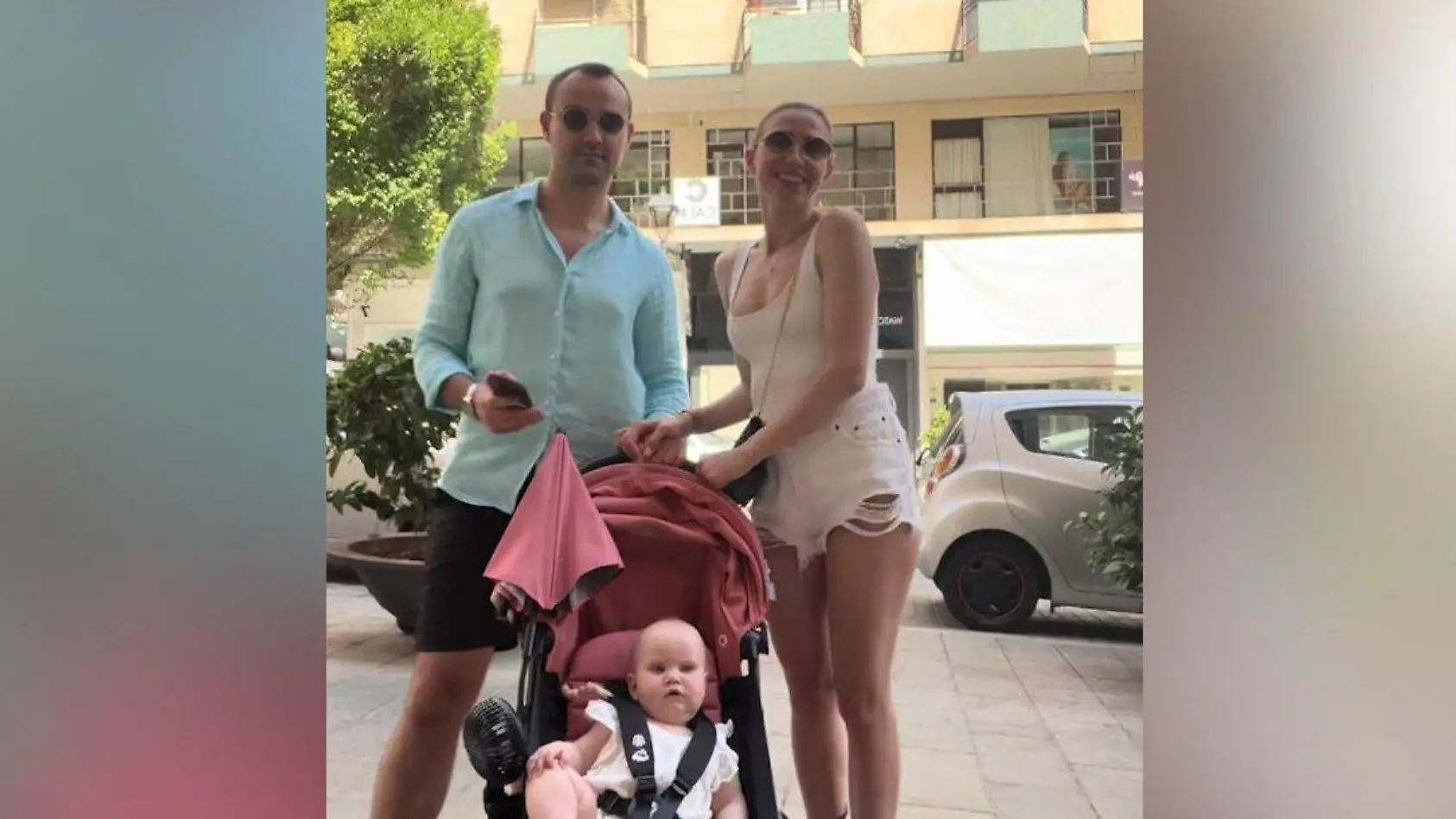 Frau nimmt Baby mit zum JGA-Trip