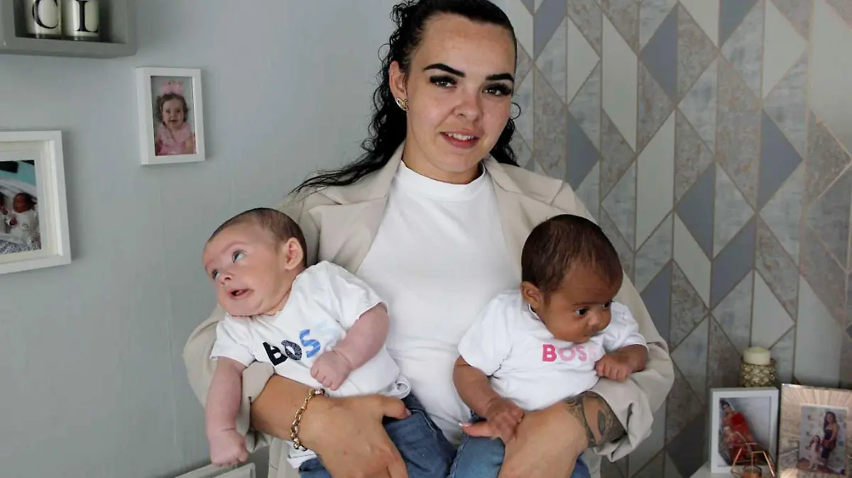 SONDERKONDITIONEN: Satzpreis!
Chantelle Broughton and her twins - Azirah (darker skinned) and Ayon (fairer skinned). See SWNS story SWLNtwins. A mum was left gobsmacked after giving birth to million-to-one black and white TWINS who look like they are different races. Chantelle Broughton, 29, says she regularly gets asked 'are they both yours?' since welcoming Ayon and Azirah into the world in April. Son Ayon was born at Nottingham City Hospital with green eyes and fair skin while daughter Azirah has brown eyes and a much darker complexion. Such births are so rare, genetics experts have previously estimated them at one in a million. / action press