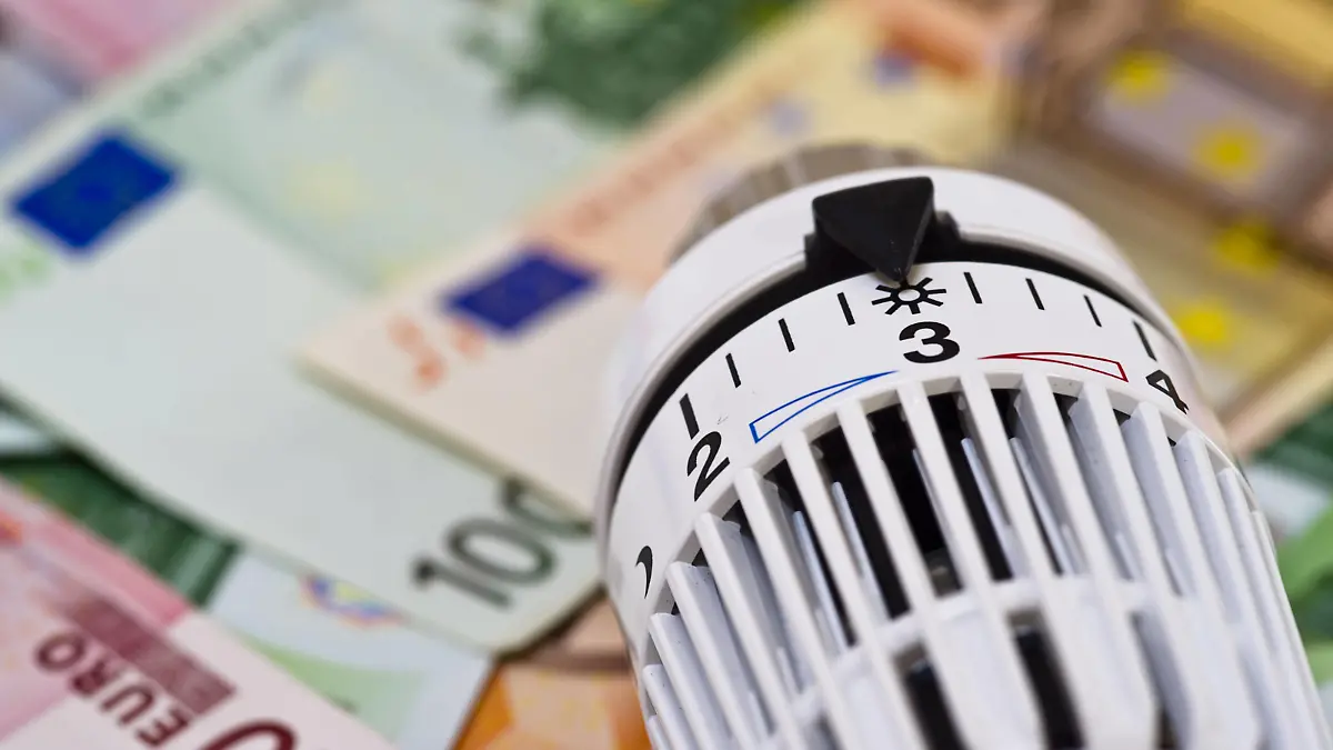  Symbolfoto Energiekosten - Heizungsventil mit Euro-Banknoten, Deutschland heater with Euro bills, Germany BLWS634194 *** Symbol photo Energy costs heating valve with Euro bills, Germany heater with Euro bills, Germany BLWS634194 Copyright: xblickwinkel/McPHOTO/B.xLeitnerx