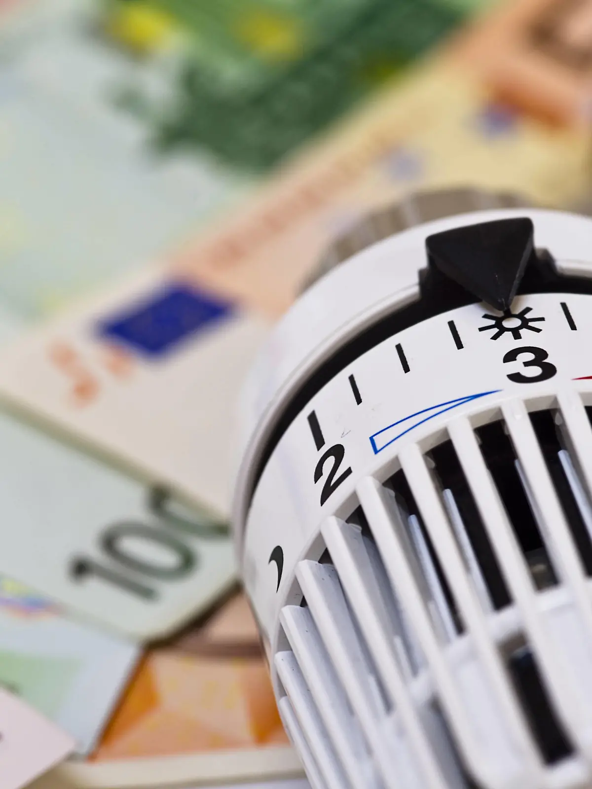  Symbolfoto Energiekosten - Heizungsventil mit Euro-Banknoten, Deutschland heater with Euro bills, Germany BLWS634194 *** Symbol photo Energy costs heating valve with Euro bills, Germany heater with Euro bills, Germany BLWS634194 Copyright: xblickwinkel/McPHOTO/B.xLeitnerx