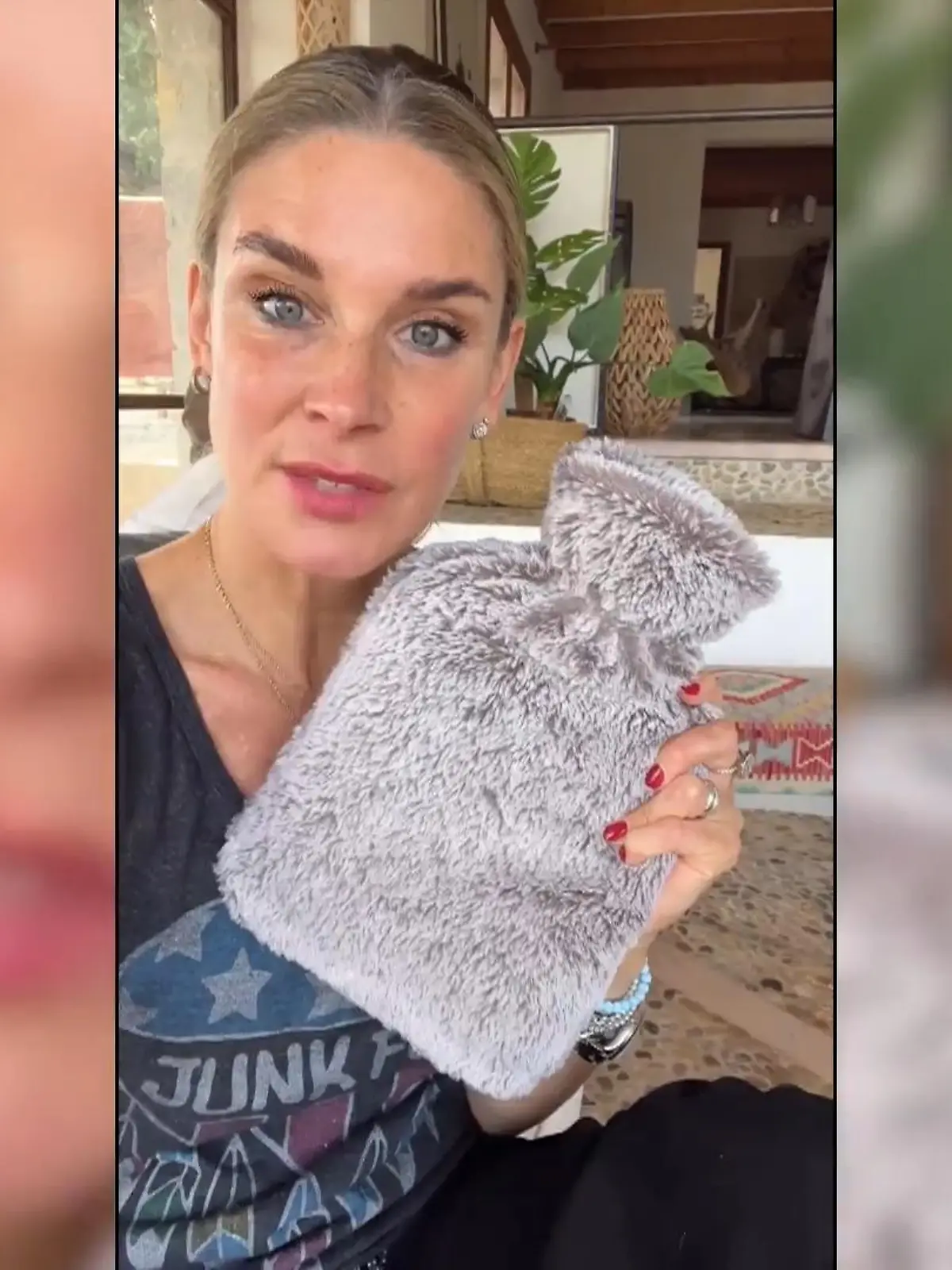 Claudelle Deckert und ihre Wärmflasche