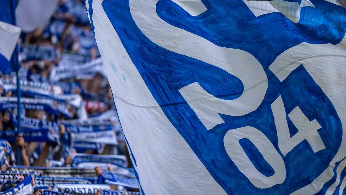 Fußball: Bundesliga, FC Schalke 04 - 1. FC Union Berlin, 4. Spieltag, Veltins Arena: Die Schalker Fans auf der Nordtribüne schwenken vor dem Anpfiff ihre Fahnen und halten die Fanschals hoch.
