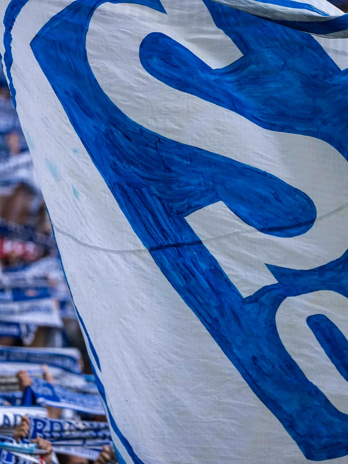 Fußball: Bundesliga, FC Schalke 04 - 1. FC Union Berlin, 4. Spieltag, Veltins Arena: Die Schalker Fans auf der Nordtribüne schwenken vor dem Anpfiff ihre Fahnen und halten die Fanschals hoch.