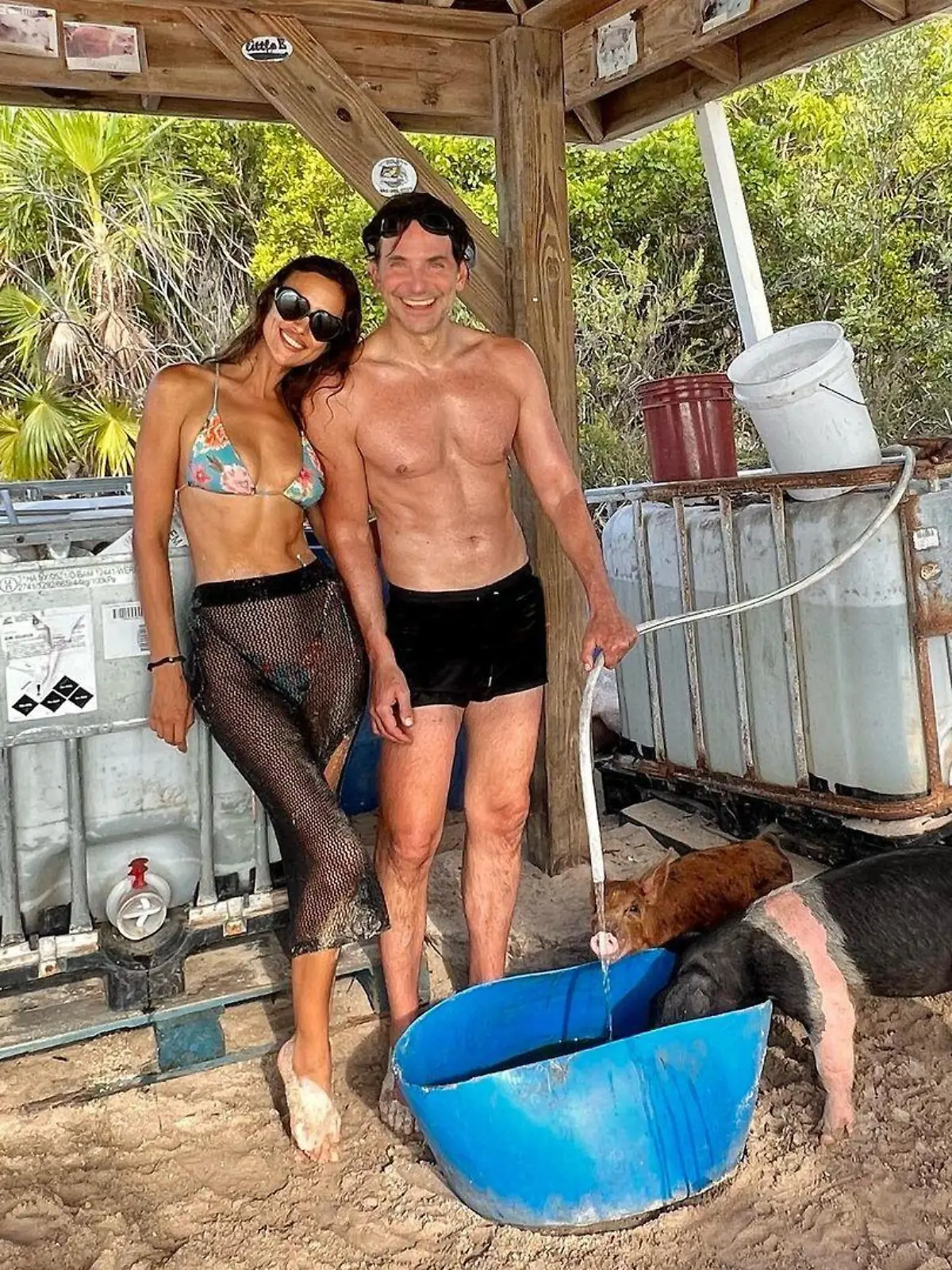 Irina Shayk und ihr Ex Bradley Cooper strahlen im gemeinsamen Urlaub in die Kamera.
