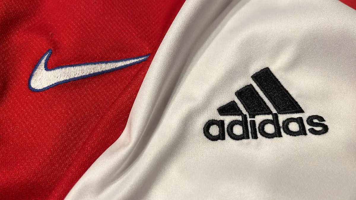 Der Deutsche Fußball-Bund DFB wird ab 2027 bis 2034 eine Ausrüstungspartnerschaft mit der Nike Inc eingehen. Nike wird alle Nationalmannschaften des DFB ausrüsten und löst damit Adidas als Partner ab. Symbolbild, Ausstatter, Nike, Adidas, Logo, Fussball, Profisport *** The German Football Association DFB will enter into an equipment partnership with Nike Inc from 2027 to 2034 Nike will equip all DFB national teams, replacing Adidas as a partner Symbolic image, outfitter, Nike, Adidas, logo, sport, football, professional sport Copyright: xPhilippxKresnikx