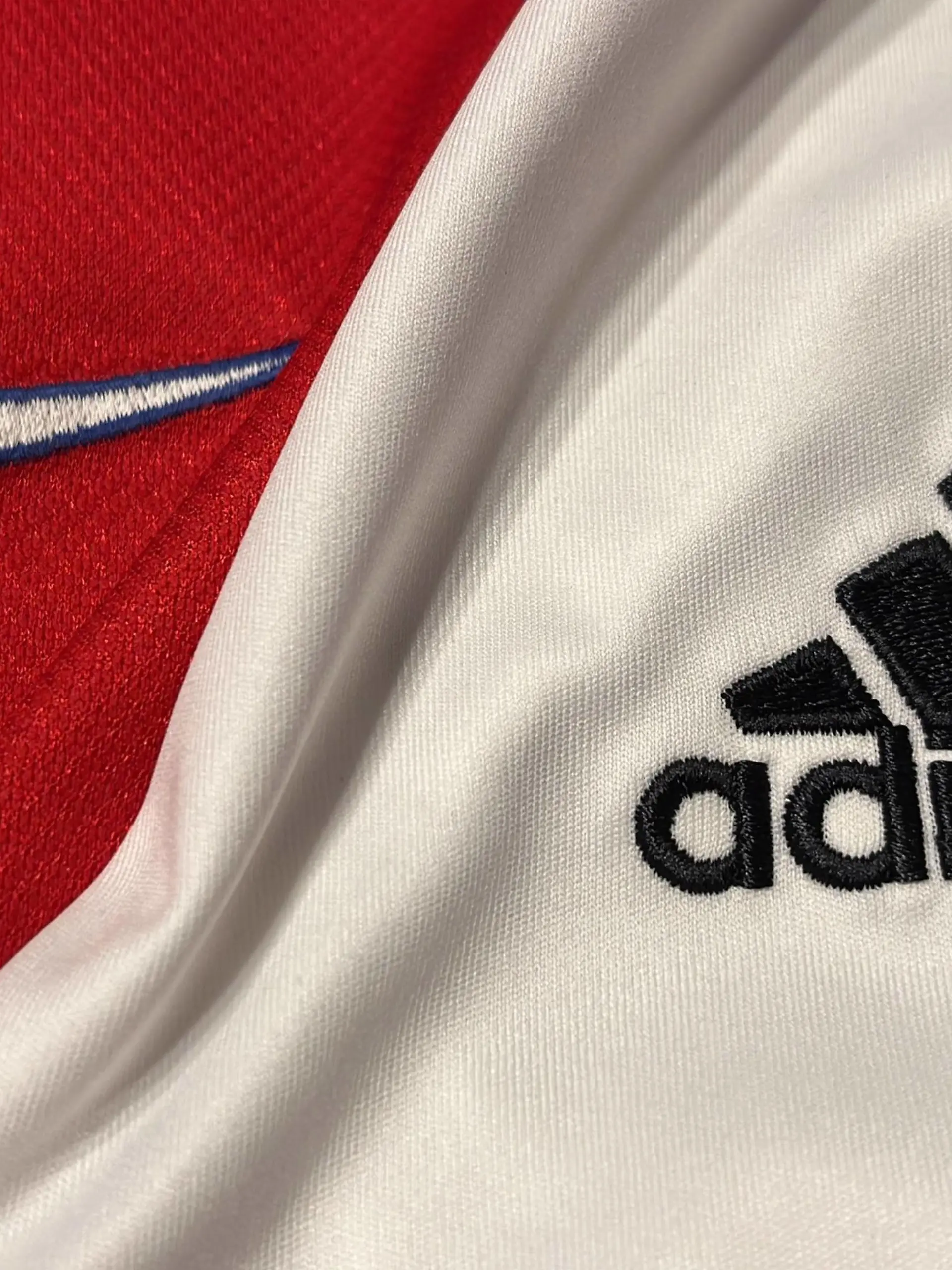 Der Deutsche Fußball-Bund DFB wird ab 2027 bis 2034 eine Ausrüstungspartnerschaft mit der Nike Inc eingehen. Nike wird alle Nationalmannschaften des DFB ausrüsten und löst damit Adidas als Partner ab. Symbolbild, Ausstatter, Nike, Adidas, Logo, Fussball, Profisport *** The German Football Association DFB will enter into an equipment partnership with Nike Inc from 2027 to 2034 Nike will equip all DFB national teams, replacing Adidas as a partner Symbolic image, outfitter, Nike, Adidas, logo, sport, football, professional sport Copyright: xPhilippxKresnikx