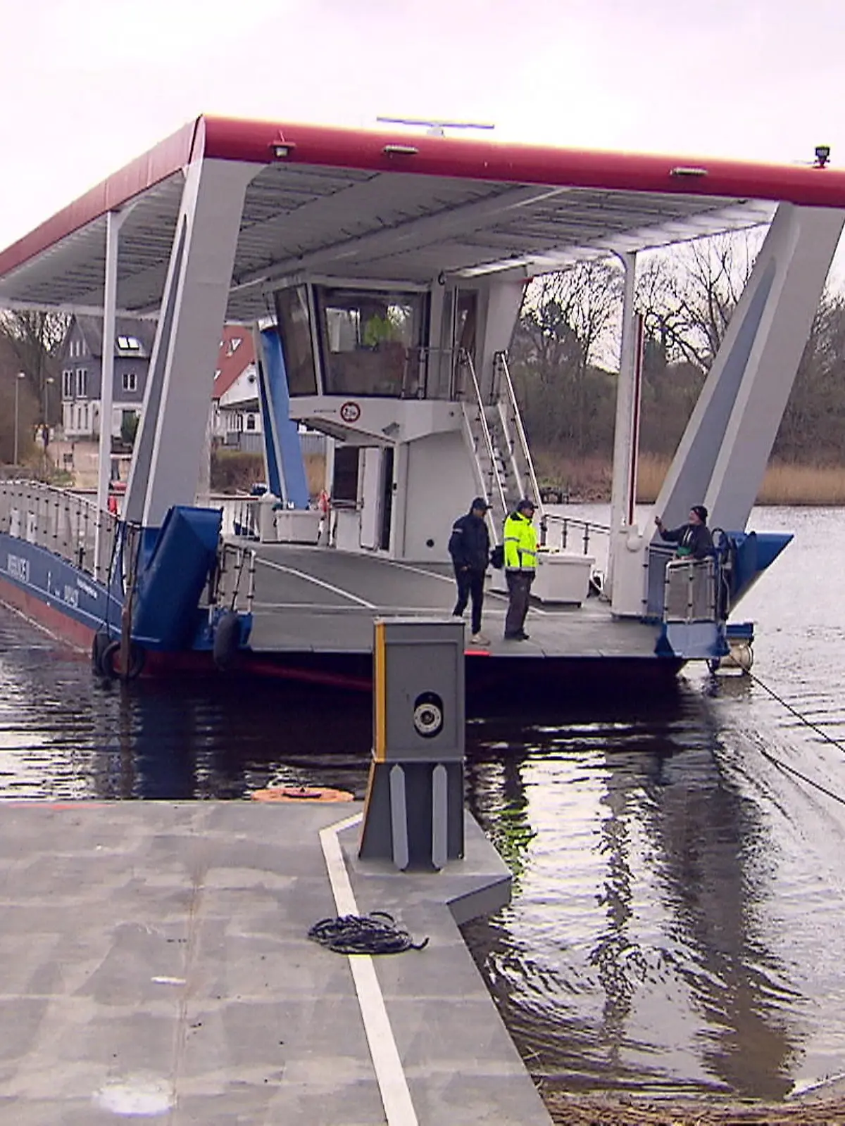 Eigentlich sollte eine neue Fähre Anwohner, Pendler und Touristen auf dem Wasserweg von Kosel nach Brodersby (Schleswig-Holstein) transportieren - in nur zwei Minuten. Doch das fällt ins Wasser: Denn die Fähre ist nicht einsatzbereit und steht seit Monaten still. Wie viel Zeit Anwohner dadurch im Alltag verlieren und warum auch der Bürgermeister nicht gerade begeistert von der Fähre ist, sehr ihr im Video.