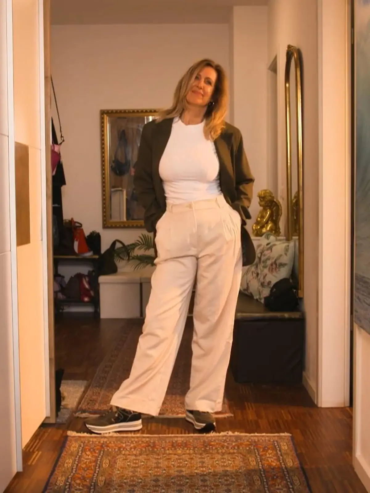 Lange war die Skinny Jeans eine sichere Nummer. Doch spätestens in diesem Jahr hat sie wirklich ausgedient. Stattdessen wird es weit! Wie ihr die Modetrends 2024 stylt, verrät Modeexpertin Andrea Lakeberg.