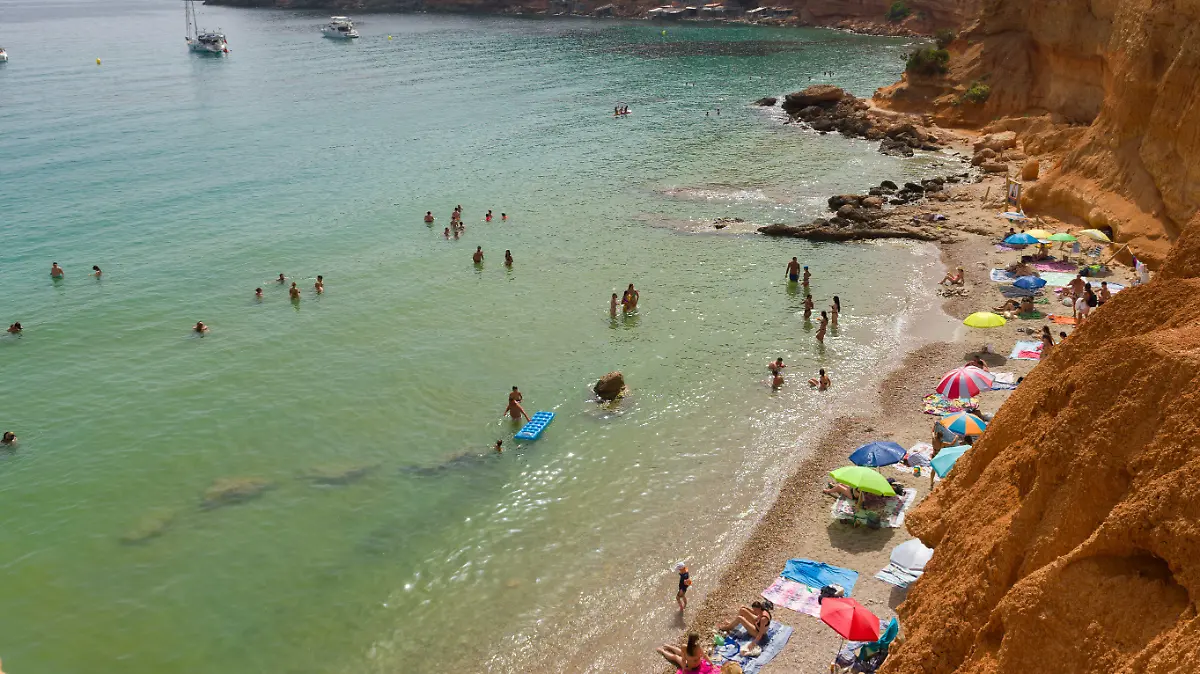 11.07.2023, Spanien, Ibiza: Menschen genießen einen Tag am Strand Es Bol Nou. Nach Informationen des Hotelverbandes der Pityusen ist in der Tourismusbranche der Insel ein starker Rückgang zu verzeichnen. Foto: Germán Lama/EUROPA PRESS/dpa +++ dpa-Bildfunk +++