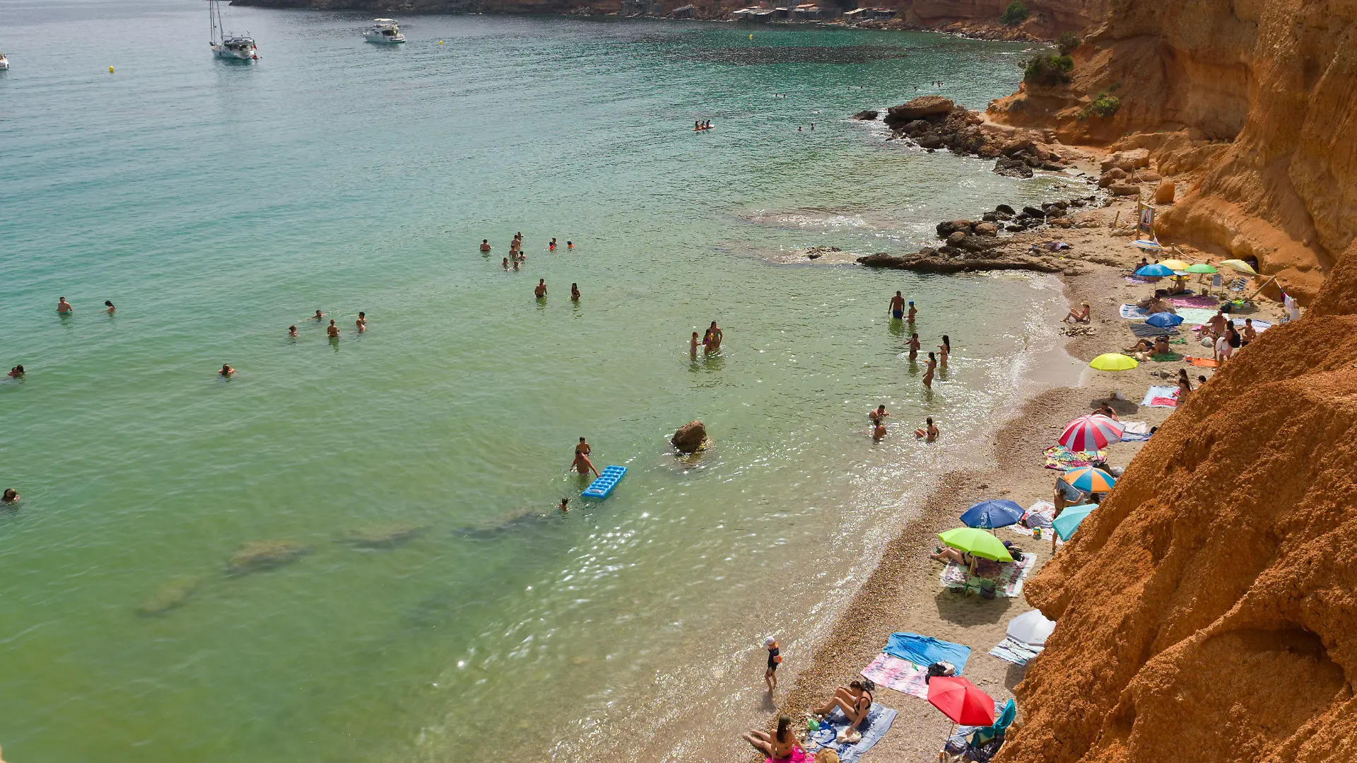 11.07.2023, Spanien, Ibiza: Menschen genießen einen Tag am Strand Es Bol Nou. Nach Informationen des Hotelverbandes der Pityusen ist in der Tourismusbranche der Insel ein starker Rückgang zu verzeichnen. Foto: Germán Lama/EUROPA PRESS/dpa +++ dpa-Bildfunk +++