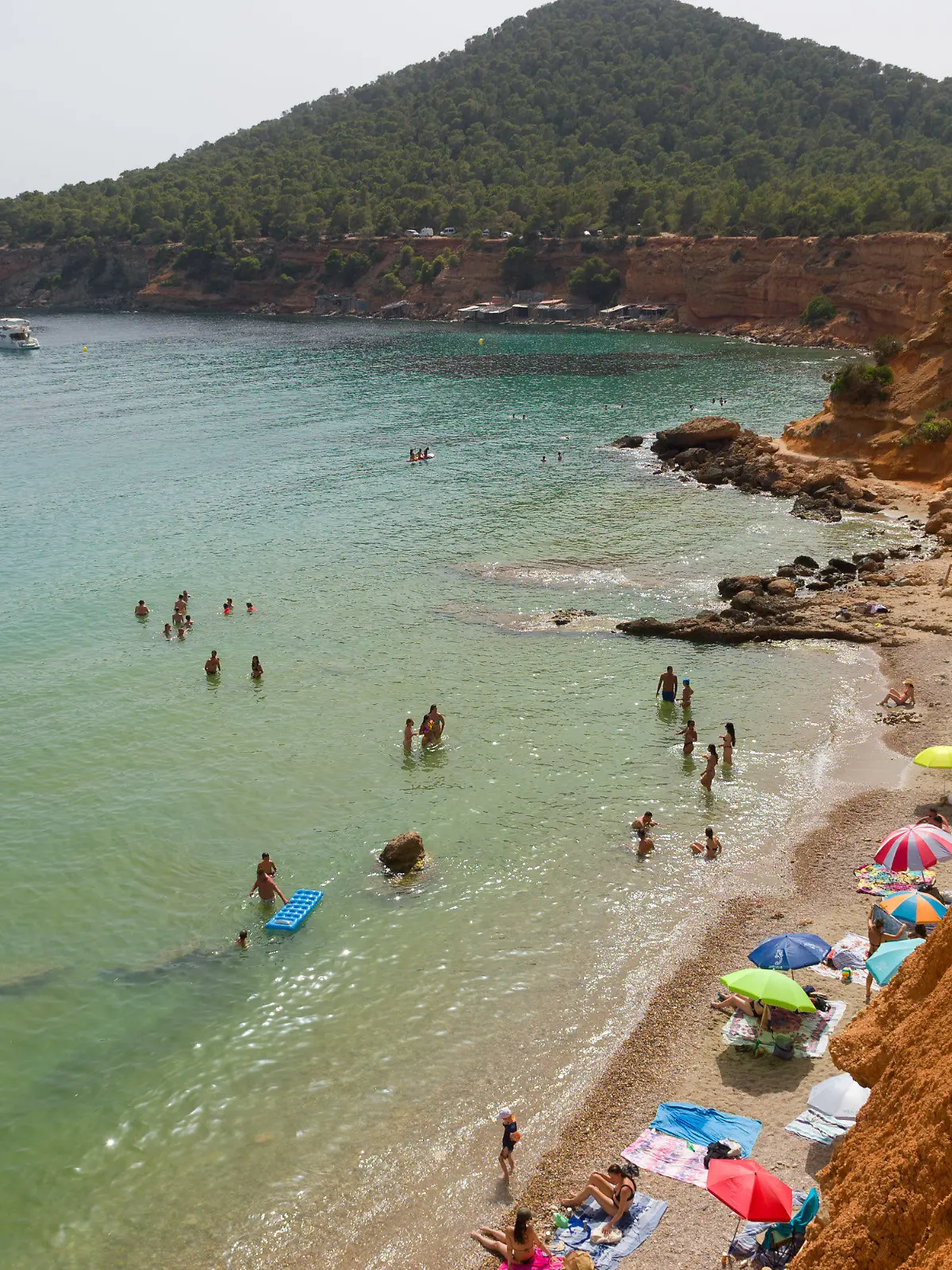 11.07.2023, Spanien, Ibiza: Menschen genießen einen Tag am Strand Es Bol Nou. Nach Informationen des Hotelverbandes der Pityusen ist in der Tourismusbranche der Insel ein starker Rückgang zu verzeichnen. Foto: Germán Lama/EUROPA PRESS/dpa +++ dpa-Bildfunk +++