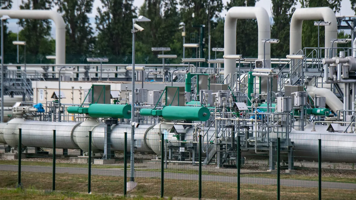 ARCHIV - 25.07.2022, Mecklenburg-Vorpommern, Lubmin: Rohrsysteme und Absperrvorrichtungen in der Gasempfangsstation der Ostseepipeline Nord Stream 1 und der Übernahmestation der Ferngasleitung OPAL (Ostsee-Pipeline-Anbindungsleitung). Nach dem Ende eines dreitätigen Lieferstopps sind für Samstagmorgen Gaslieferungen durch die Pipeline Nord Stream 1 angekündigt. (zu dpa «Vorläufige Netzdaten: ab Samstagmorgen wieder Gas über Nord Stream 1») Foto: Stefan Sauer/dpa +++ dpa-Bildfunk +++