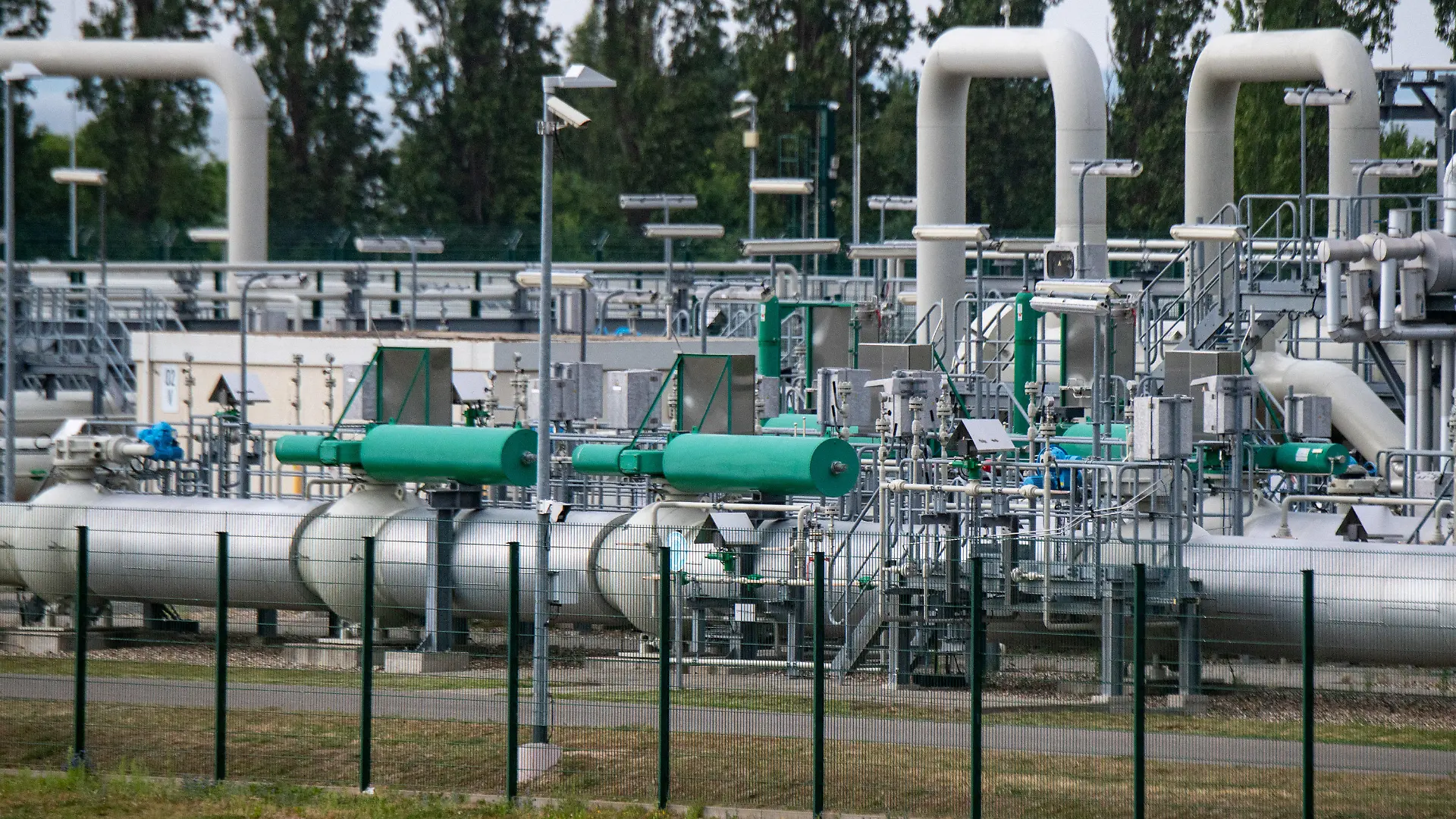 ARCHIV - 25.07.2022, Mecklenburg-Vorpommern, Lubmin: Rohrsysteme und Absperrvorrichtungen in der Gasempfangsstation der Ostseepipeline Nord Stream 1 und der Übernahmestation der Ferngasleitung OPAL (Ostsee-Pipeline-Anbindungsleitung). Nach dem Ende eines dreitätigen Lieferstopps sind für Samstagmorgen Gaslieferungen durch die Pipeline Nord Stream 1 angekündigt. (zu dpa «Vorläufige Netzdaten: ab Samstagmorgen wieder Gas über Nord Stream 1») Foto: Stefan Sauer/dpa +++ dpa-Bildfunk +++