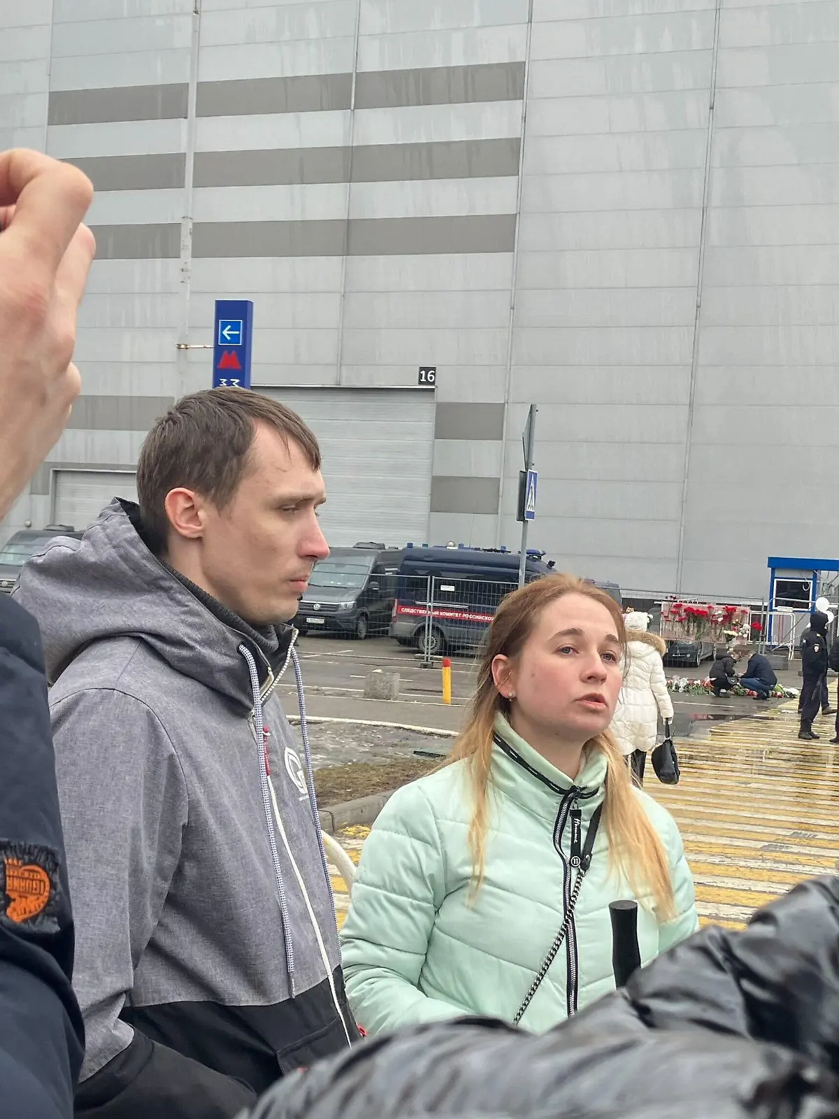 23.03.2024, Russland, Moskau: Margarita und ihr Mann Pawel geben anwesenden Medienvertretern ein Interview, unweit des Anschlagsortes. Am Tag nach dem Terroranschlag mit vielen Toten sind mehrere Überlebende zum Ort des Verbrechens zurückgekehrt, um zu trauern und Blumen abzulegen. Foto: Hannah Wagner/dpa +++ dpa-Bildfunk +++