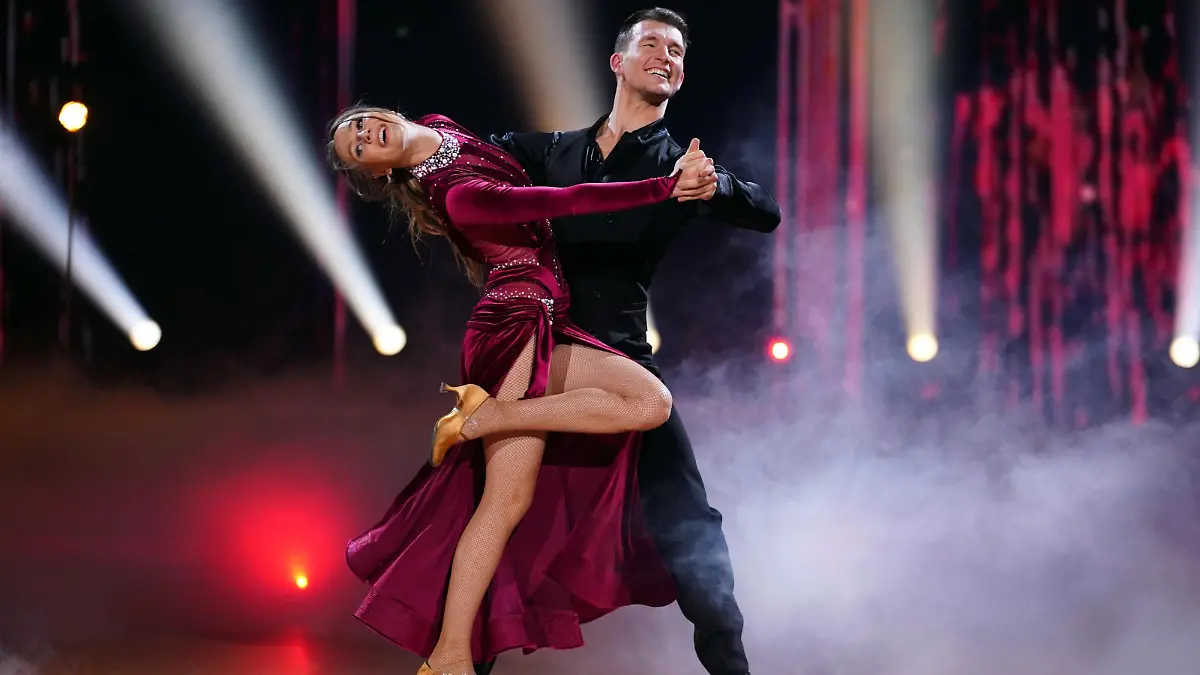 Ann-Kathrin Bendixen und Mikael Tatarkin (Ersatz für Valentin Lusin) tanzen Tango.
+++ Die Verwendung des sendungsbezogenen Materials ist nur mit dem Hinweis und Verlinkung auf RTL+ gestattet. +++
