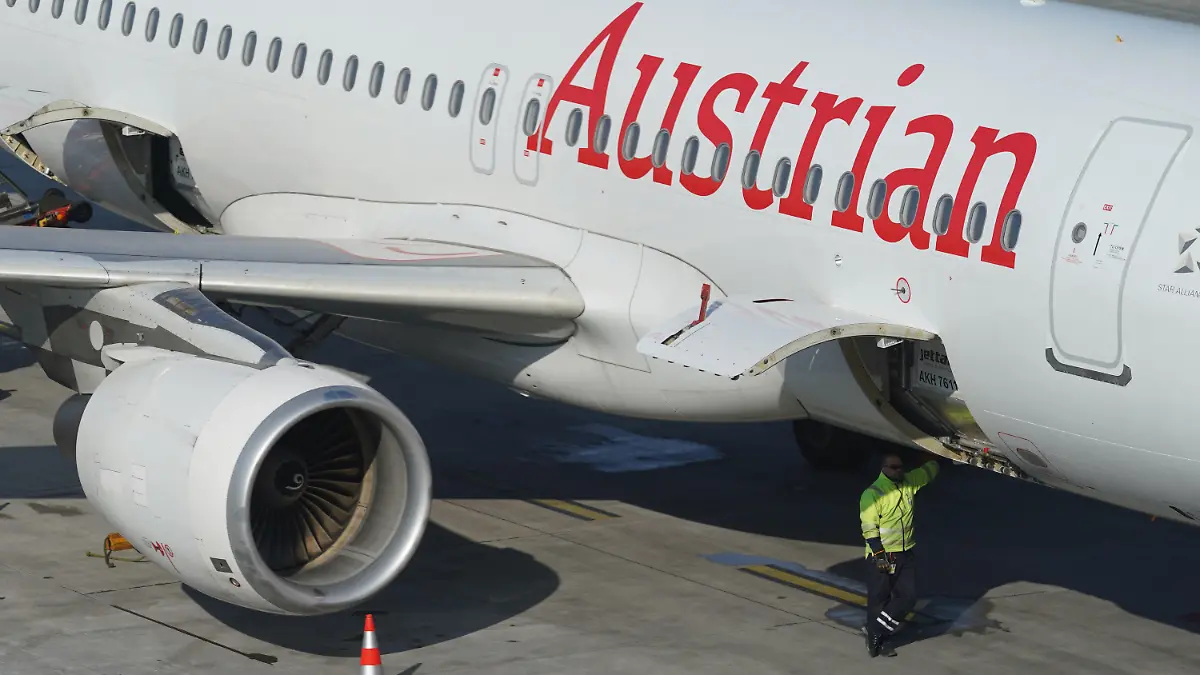 ARCHIV - 23.03.2022, Hamburg: Ein Passagierflugzeug der Austrian Airlines steht an einem Terminal des Flughafens Hamburg Airport. Die Lufthansa-Tochter muss am kommenden Freitag wegen einer Betriebsversammlung rund 150 Flüge streichen. (zu dpa: «Bei Lufthansa-Tochter AUA droht Streik zu Oster-Beginn») Foto: Marcus Brandt/dpa +++ dpa-Bildfunk +++