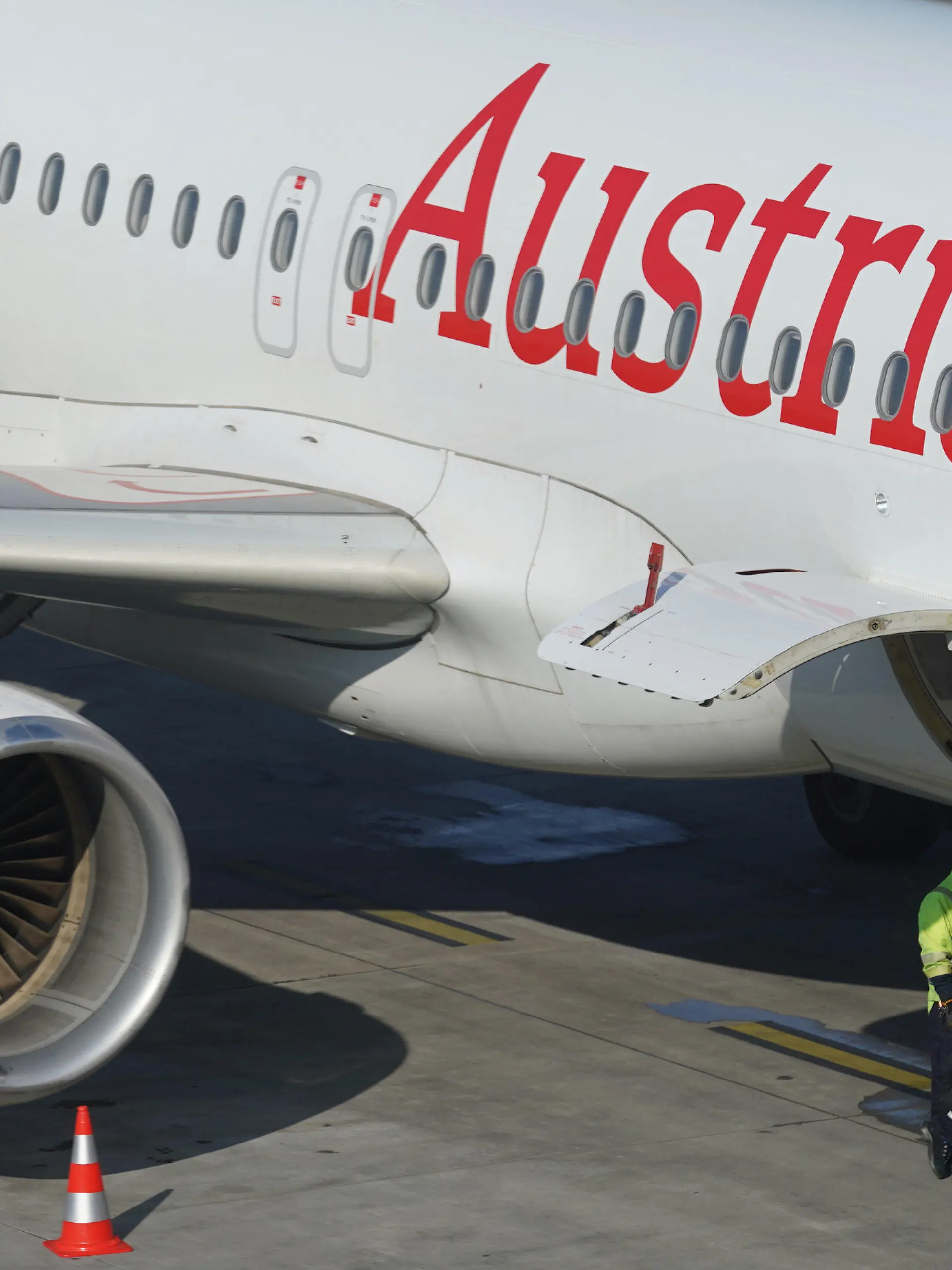 ARCHIV - 23.03.2022, Hamburg: Ein Passagierflugzeug der Austrian Airlines steht an einem Terminal des Flughafens Hamburg Airport. Die Lufthansa-Tochter muss am kommenden Freitag wegen einer Betriebsversammlung rund 150 Flüge streichen. (zu dpa: «Bei Lufthansa-Tochter AUA droht Streik zu Oster-Beginn») Foto: Marcus Brandt/dpa +++ dpa-Bildfunk +++