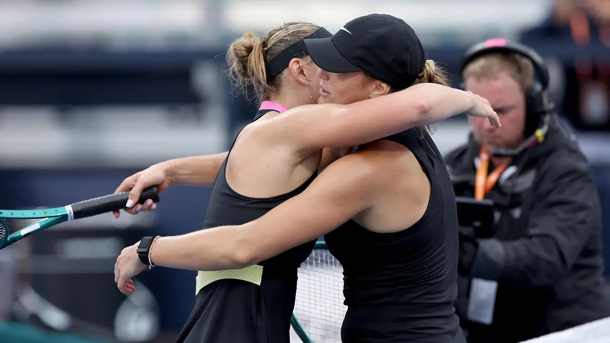 March 22, 2024, Miami Gardens, Florida, United States Of America: MIAMI GARDENS, FLORIDA - MARCH 22: Aryna Sabalenka of Belarus defeats Paula Badosa of Spain in the second round on Day 7 of the Miami Open Presented by Itau at Hard Rock Stadium on March 22, 2024 in Miami Gardens, Florida ...People: Aryna Sabalenka, Paula Badosa Miami Gardens United States Of America - ZUMAs214 20240322_ada_s214_014 Copyright: xSMGx