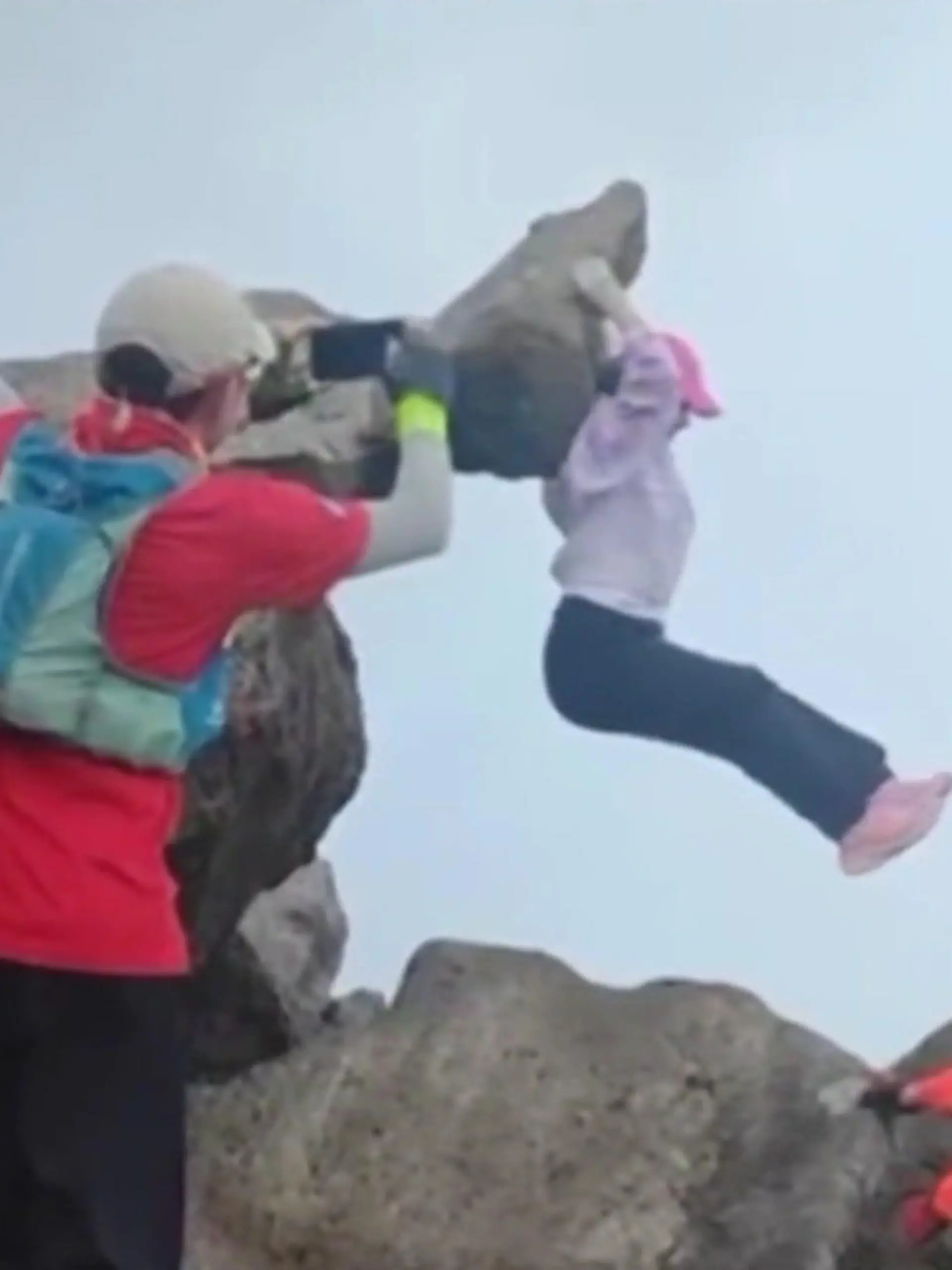 In der Stadt Shenzhen, China möchte diese Frau ein besonderes Erinnerungsfoto schießen. Auf einem über 700m hohen Berg hängt sie sich an einen Felsen und posiert. Als sie sich auf den Abstieg vorbereiten will, fällt sie! 
Die komplette waghalsige Aktion seht Ihr im Video.