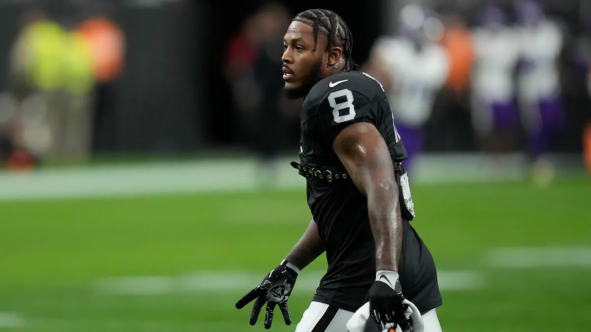 FILE - Las Vegas Raiders running back Josh Jacobs warms up before an NFL football game, Dec. 10, 2023, in Las Vegas. Two people familiar with the deals said Monday, March 11, 2024, that The Green BayPackers will sign Jacobs and Xavier McKinney at the start of the new league year on Wednesday. The people spoke to The Associated Press on condition of anonymity because the team hadn’t announced either move. (AP Photo/John Locher, File)