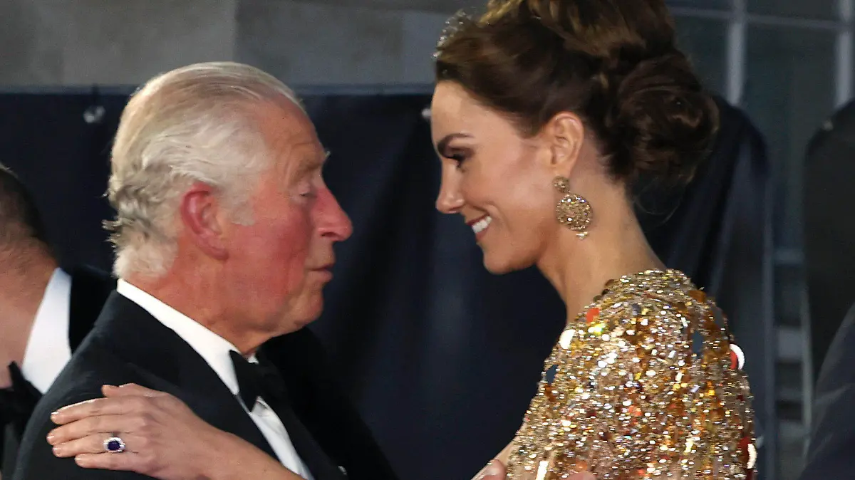 ARCHIV - 29.09.2021, Großbritannien, London: Der damalige britische Prinz Charles (l) spricht mit Kate, der Herzogin von Cambridge, als sie zur Weltpremiere des neuen James-Bond-Films "No Time To Die" in London am 28. September 2021 eintreffen. Die Ehefrau des britischen Thronfolgers bekommt Chemotherapie, wie sie in einer am Freitag (22.03.2024) veröffentlichten Videobotschaft sagte. Foto: Chris Jackson/Pool Getty Images/dpa +++ dpa-Bildfunk +++