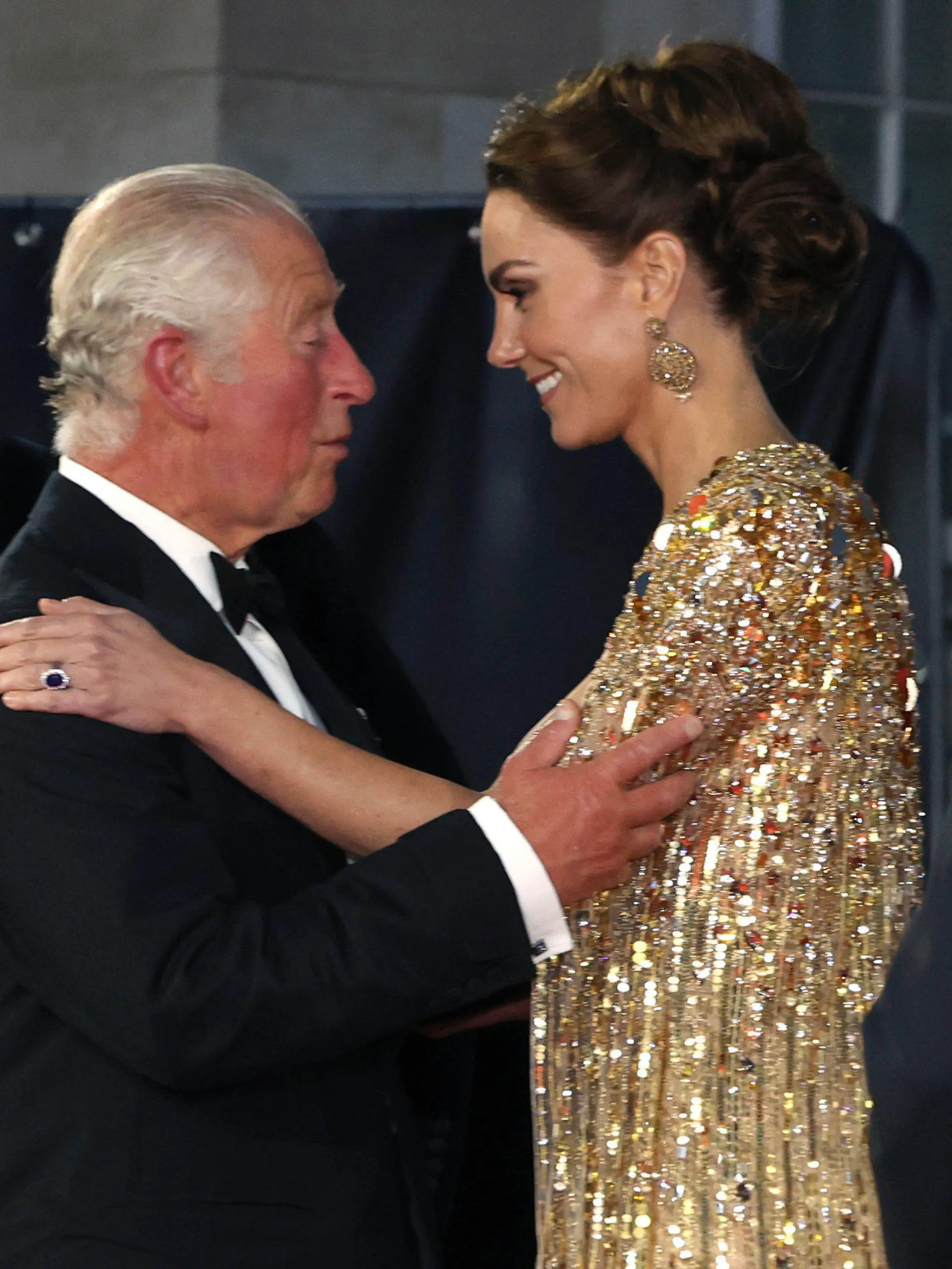 ARCHIV - 29.09.2021, Großbritannien, London: Der damalige britische Prinz Charles (l) spricht mit Kate, der Herzogin von Cambridge, als sie zur Weltpremiere des neuen James-Bond-Films "No Time To Die" in London am 28. September 2021 eintreffen. Die Ehefrau des britischen Thronfolgers bekommt Chemotherapie, wie sie in einer am Freitag (22.03.2024) veröffentlichten Videobotschaft sagte. Foto: Chris Jackson/Pool Getty Images/dpa +++ dpa-Bildfunk +++