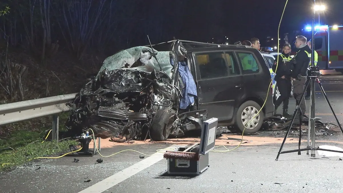 23.03.2024, Emstek: Ein Auto steht nach einem Unfall auf dem Seitenstreifen. Drei Menschen sind am Samstagabend bei einem Verkehrsunfall in Emstek im niedersächsischen Kreis Cloppenburg ums Leben gekommen. Acht weitere Menschen wurden nach ersten Angaben der Polizei bei dem Unfall auf der Bundesstraße 72 verletzt. Foto: -/NWM-TV/dpa +++ dpa-Bildfunk +++