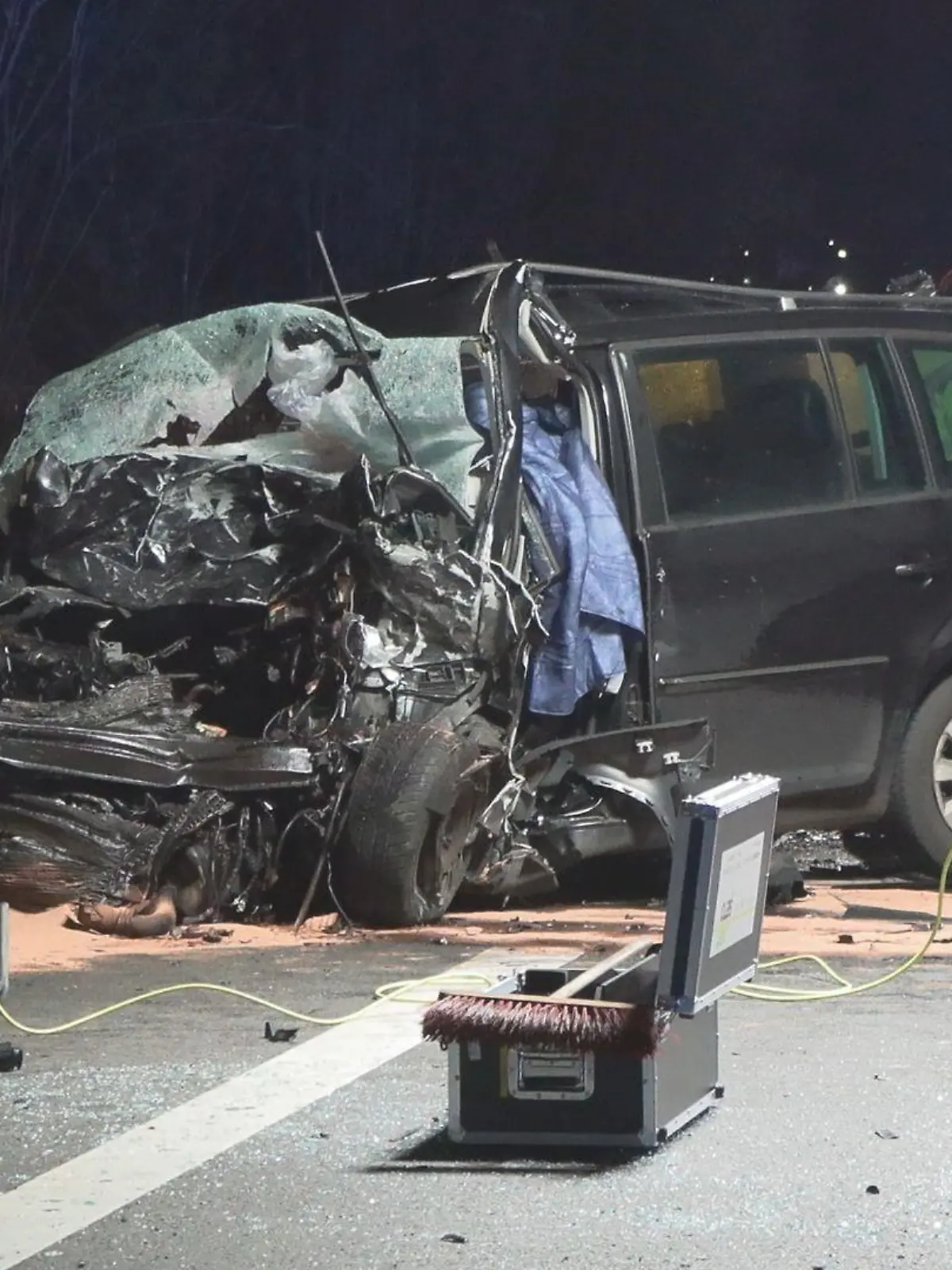23.03.2024, Emstek: Ein Auto steht nach einem Unfall auf dem Seitenstreifen. Drei Menschen sind am Samstagabend bei einem Verkehrsunfall in Emstek im niedersächsischen Kreis Cloppenburg ums Leben gekommen. Acht weitere Menschen wurden nach ersten Angaben der Polizei bei dem Unfall auf der Bundesstraße 72 verletzt. Foto: -/NWM-TV/dpa +++ dpa-Bildfunk +++