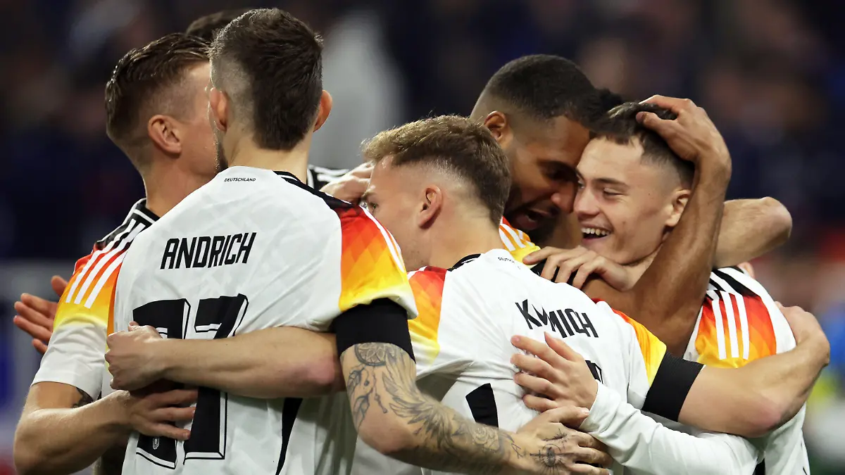 dpatopbilder - 23.03.2024, Frankreich, Lyon: Fußball: Länderspiele, Frankreich - Deutschland, Groupama Stadium. Deutschlands Florian Wirtz (r) jubelt mit den Teamkollegen über seinen Treffer zum 1:0. Foto: Christian Charisius/dpa +++ dpa-Bildfunk +++