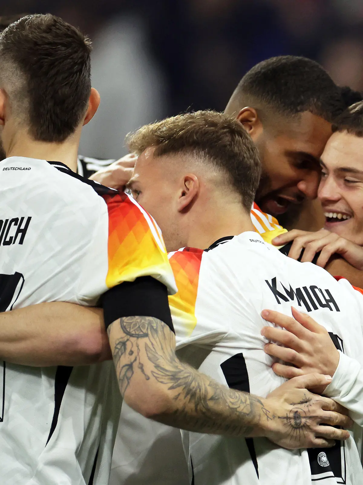 dpatopbilder - 23.03.2024, Frankreich, Lyon: Fußball: Länderspiele, Frankreich - Deutschland, Groupama Stadium. Deutschlands Florian Wirtz (r) jubelt mit den Teamkollegen über seinen Treffer zum 1:0. Foto: Christian Charisius/dpa +++ dpa-Bildfunk +++