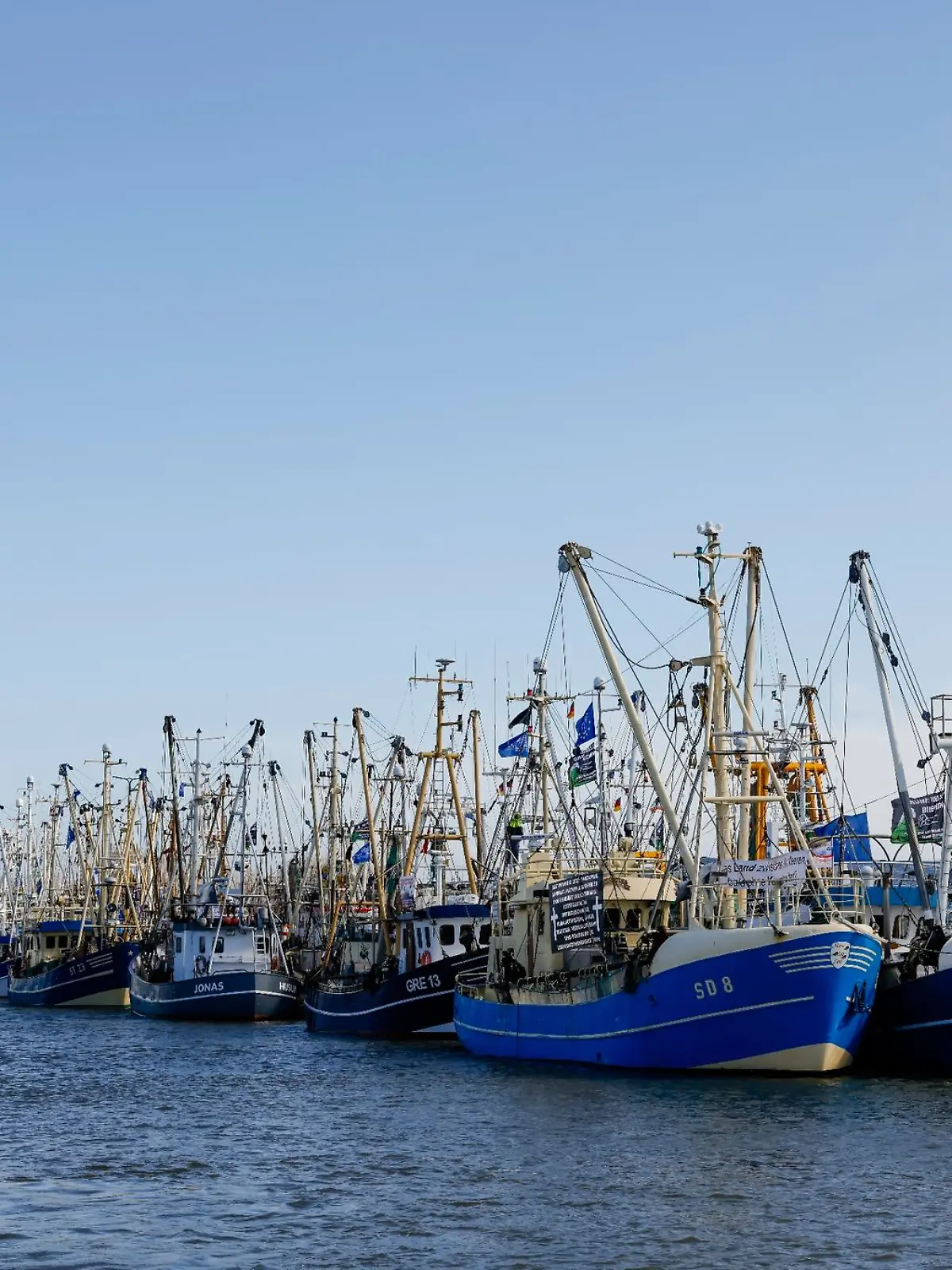 Fischerboote liegen nach einer Kutterdemonstration anlässlich der Agrarministerkonferenz im Hafen.