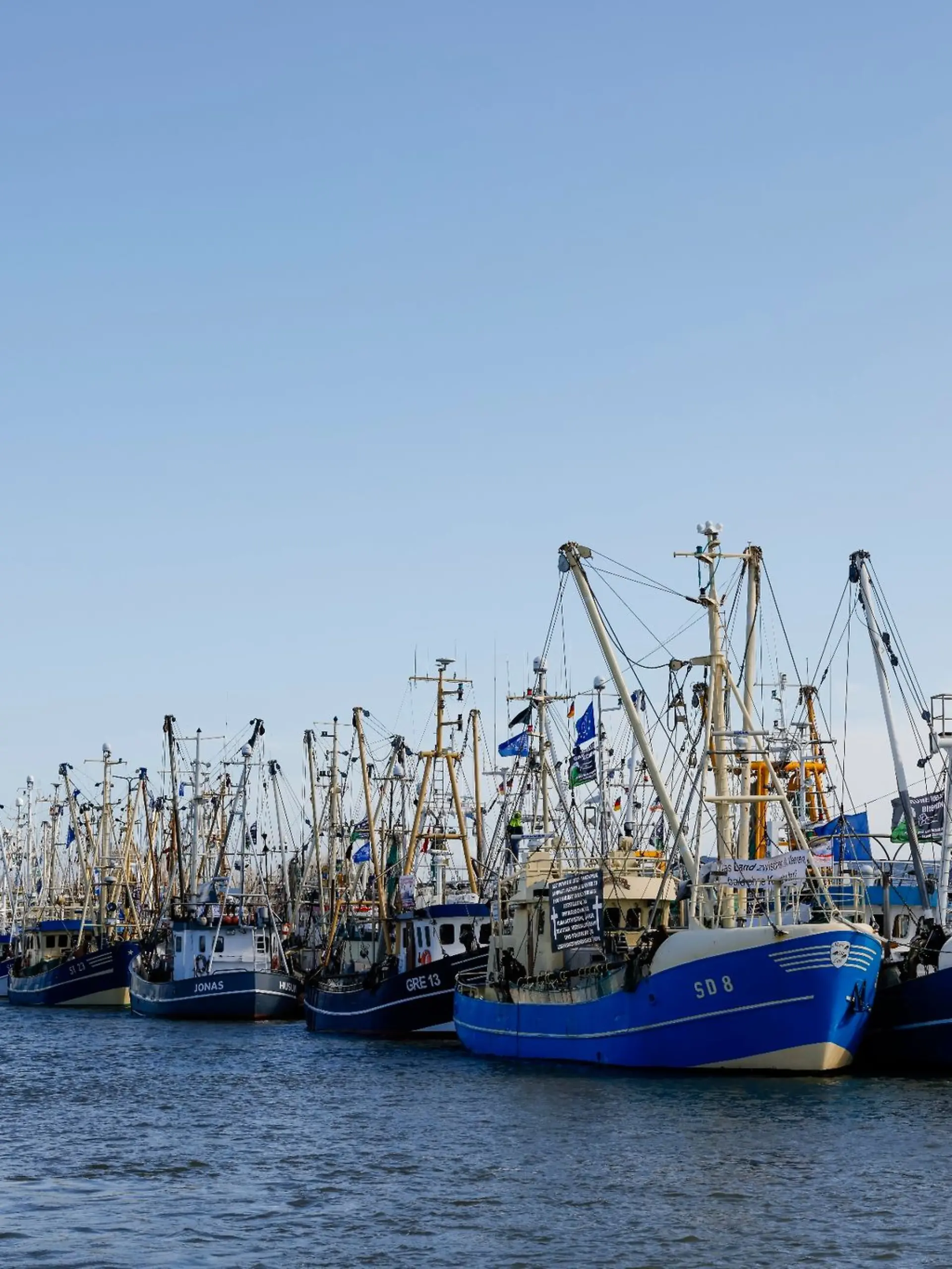 Fischerboote liegen nach einer Kutterdemonstration anlässlich der Agrarministerkonferenz im Hafen.