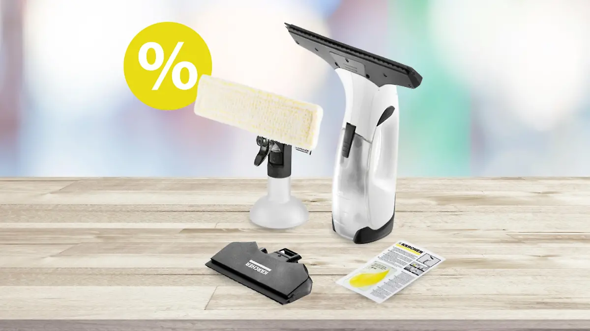 Der Kächer Akku-Fenstersauger auf einem hellen Holztisch.