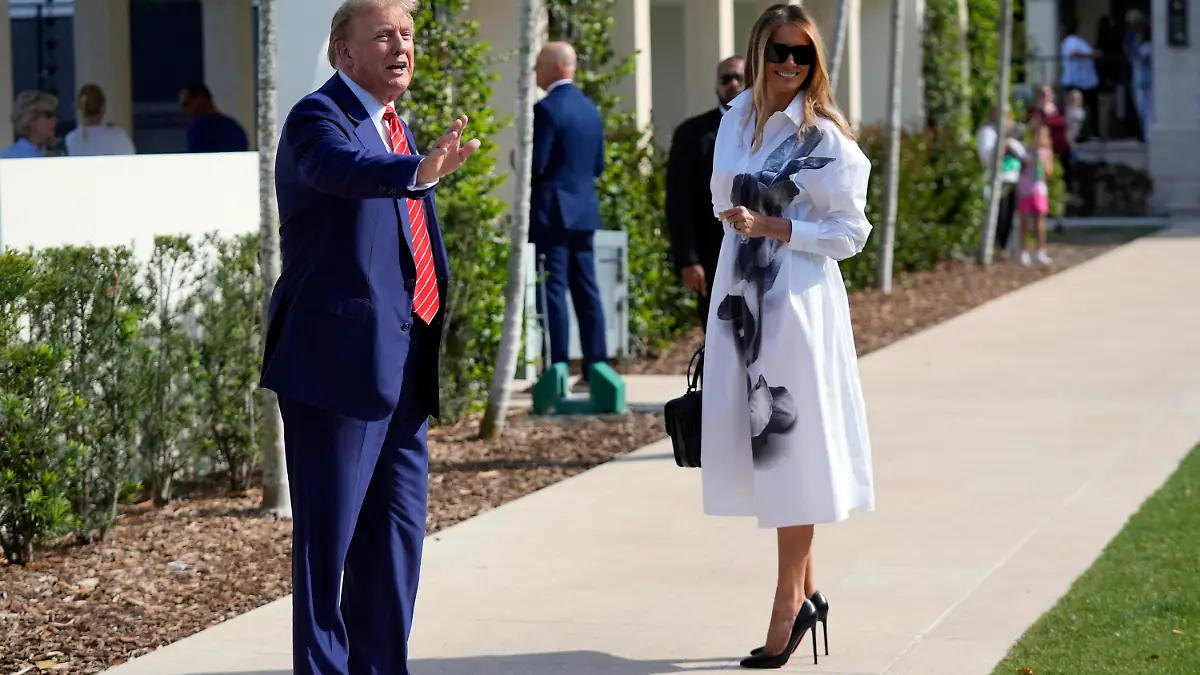 ARCHIV - 19.03.2024, USA, Palmenstrand: Der republikanische Präsidentschaftskandidat und ehemalige US-Präsident Donald Trump (l) spricht, während er und die ehemalige First Lady Melania Trump nach der Stimmabgabe bei den Vorwahlen das Gebäude verlassen. Melania Trump trat in den vergangenen Monaten nur sehr selten öffentlich in Erscheinung. (zu dpa: «Wo ist Melania? Trumps Ehefrau und ihre Rolle im Wahlkampf») Foto: Wilfredo Lee/AP/dpa +++ dpa-Bildfunk +++