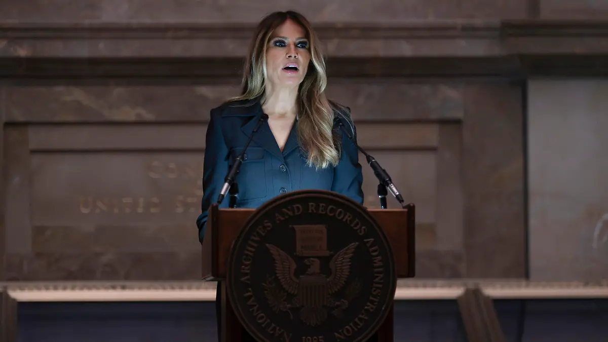 ARCHIV - 15.12.2023, USA, Washington D.C.: Melania Trump, ehemalige First Lady der USA, begrüßt neue amerikanische Staatsbürger, während das Nationalarchiv eine Einbürgerungszeremonie abhält. Ansonsten trat die Ehefrau des früheren US-Präsidenten Donald Trump in den vergangenen Monaten nur sehr selten öffentlich in Erscheinung. (zu dpa: «Wo ist Melania? Trumps Ehefrau und ihre Rolle im Wahlkampf») Foto: J. Scott Applewhite/AP/dpa +++ dpa-Bildfunk +++