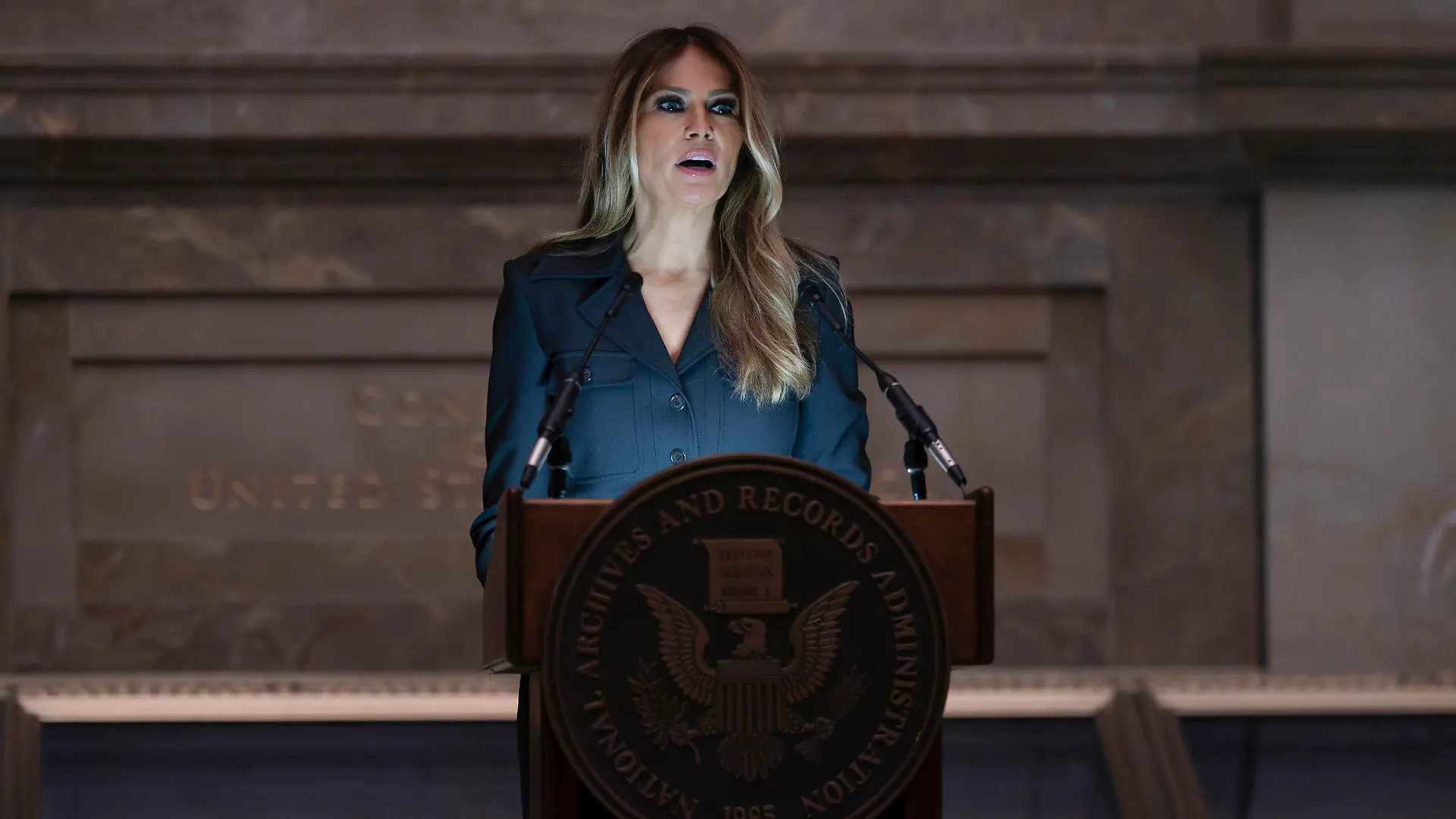 ARCHIV - 15.12.2023, USA, Washington D.C.: Melania Trump, ehemalige First Lady der USA, begrüßt neue amerikanische Staatsbürger, während das Nationalarchiv eine Einbürgerungszeremonie abhält. Ansonsten trat die Ehefrau des früheren US-Präsidenten Donald Trump in den vergangenen Monaten nur sehr selten öffentlich in Erscheinung. (zu dpa: «Wo ist Melania? Trumps Ehefrau und ihre Rolle im Wahlkampf») Foto: J. Scott Applewhite/AP/dpa +++ dpa-Bildfunk +++