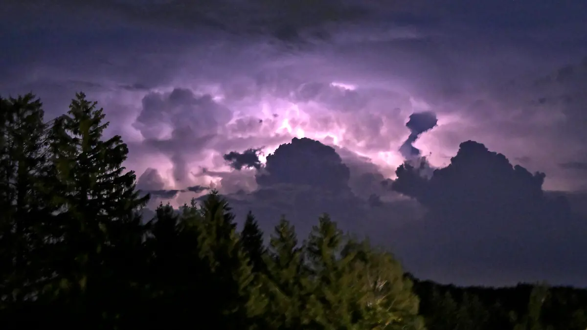 News Bilder des Tages 29.08.2022, Sommer: Hitze und hohe Temperaturen, danach kommen schwere Gewitter. Blitze Zucken in den hohen Gewitterwolken am Himmel über Bad Wörishofen Bayern. 29.08.2022, Sommer: Gewitter 29.08.2022, Sommer: Gewitter *** 29 08 2022, summer heat and high temperatures, followed by heavy thunderstorms lightning twitching in the high thunderclouds in the sky over Bad Wörishofen Bavaria 29 08 2022, summer thunderstorm 29 08 2022, summer thunderstorm