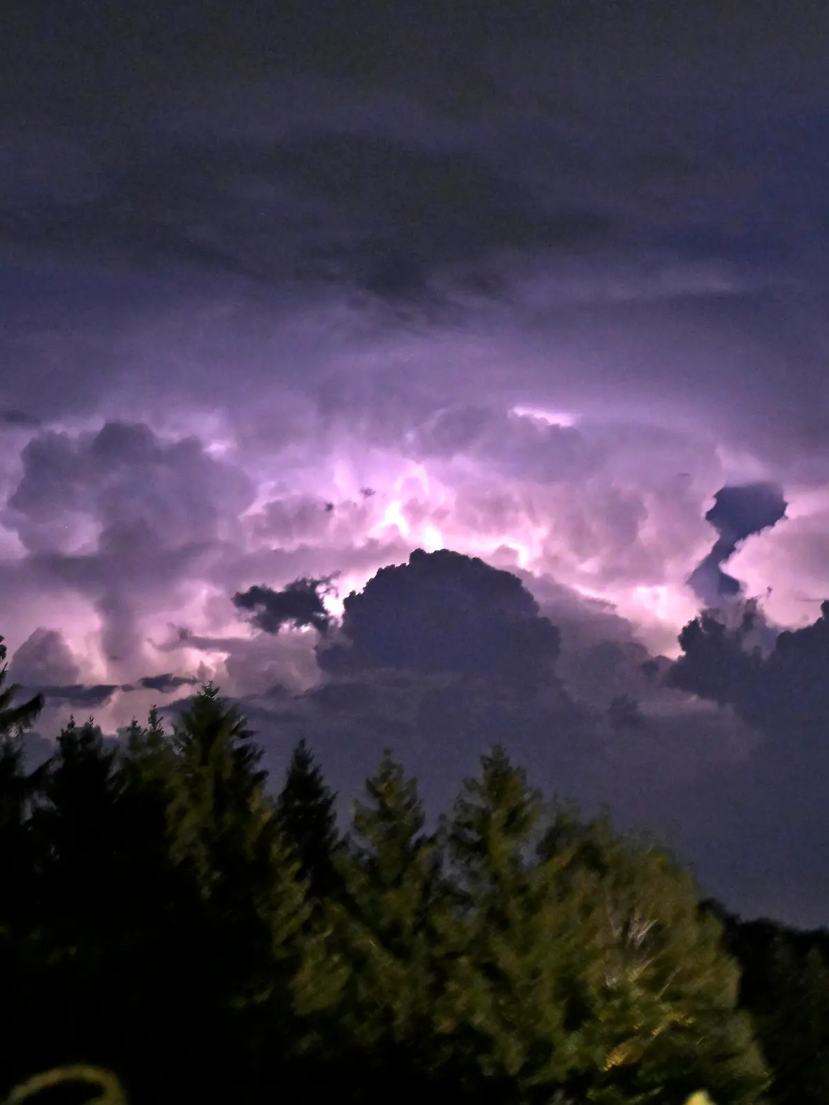 News Bilder des Tages 29.08.2022, Sommer: Hitze und hohe Temperaturen, danach kommen schwere Gewitter. Blitze Zucken in den hohen Gewitterwolken am Himmel über Bad Wörishofen Bayern. 29.08.2022, Sommer: Gewitter 29.08.2022, Sommer: Gewitter *** 29 08 2022, summer heat and high temperatures, followed by heavy thunderstorms lightning twitching in the high thunderclouds in the sky over Bad Wörishofen Bavaria 29 08 2022, summer thunderstorm 29 08 2022, summer thunderstorm