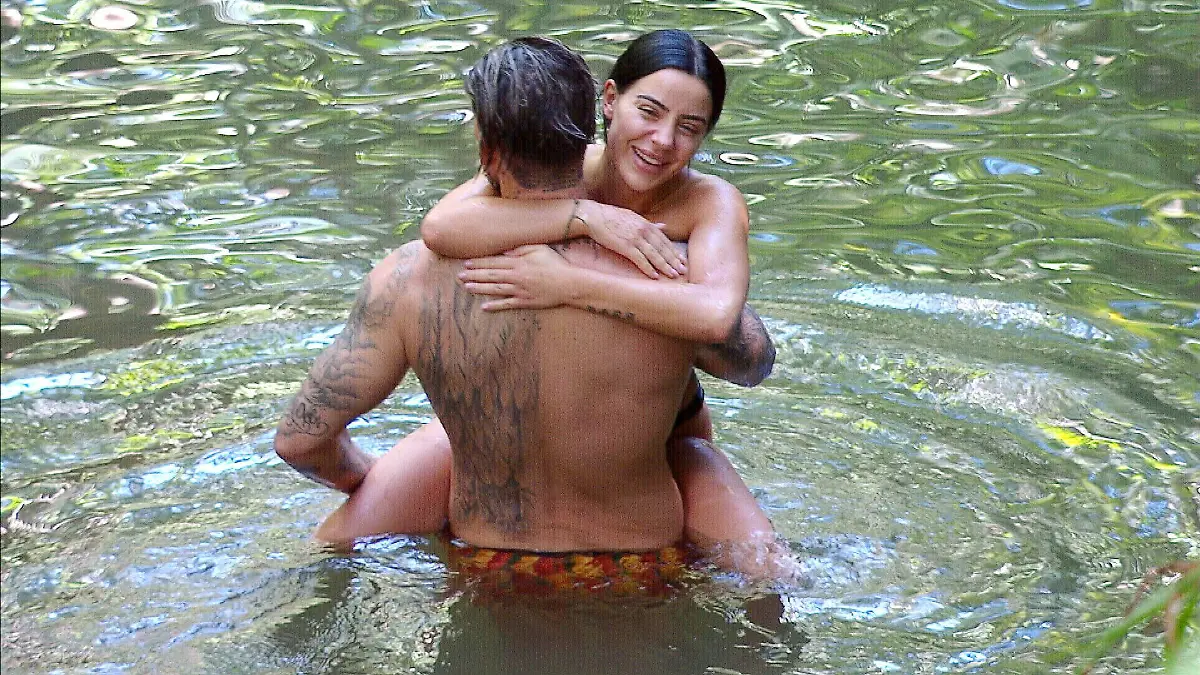 Tag 15 im Camp. Kaum ist Mike Heiter von der Dschungelprüfung zurück, gehts gemeinsam mit Leyla Lahouar in den Weiher. Die beiden haben sichtlich Spaß!

+++ Die Verwendung des sendungsbezogenen Materials ist nur mit dem Hinweis und Verlinkung auf RTL+ gestattet. +++