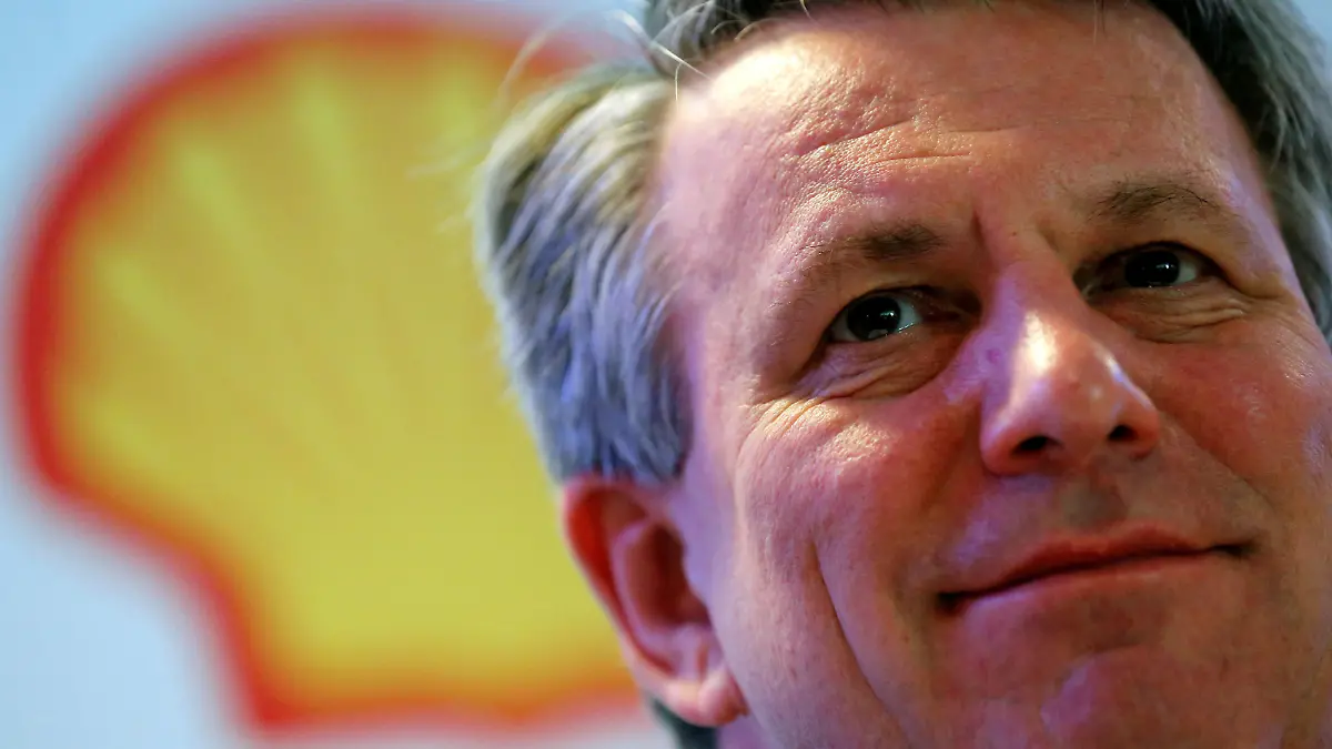 FILE PHOTO: Ben van Beurden, chief executive officer of Shell, listens to a question during a news conference in Rio de Janeiro, Brazil, February 15, 2016. REUTERS/Sergio Moraes/File Photo