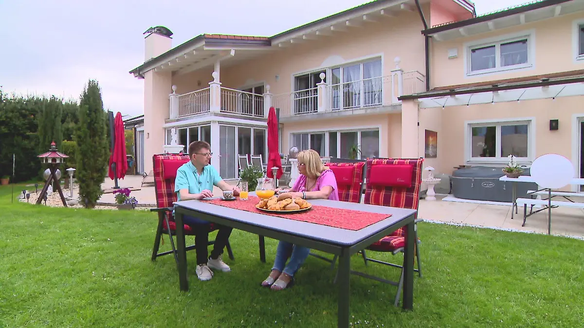 Beratungsgespräch mit Mama Elvira. Ihre Meinung ist Thomas unglaublich wichtig.