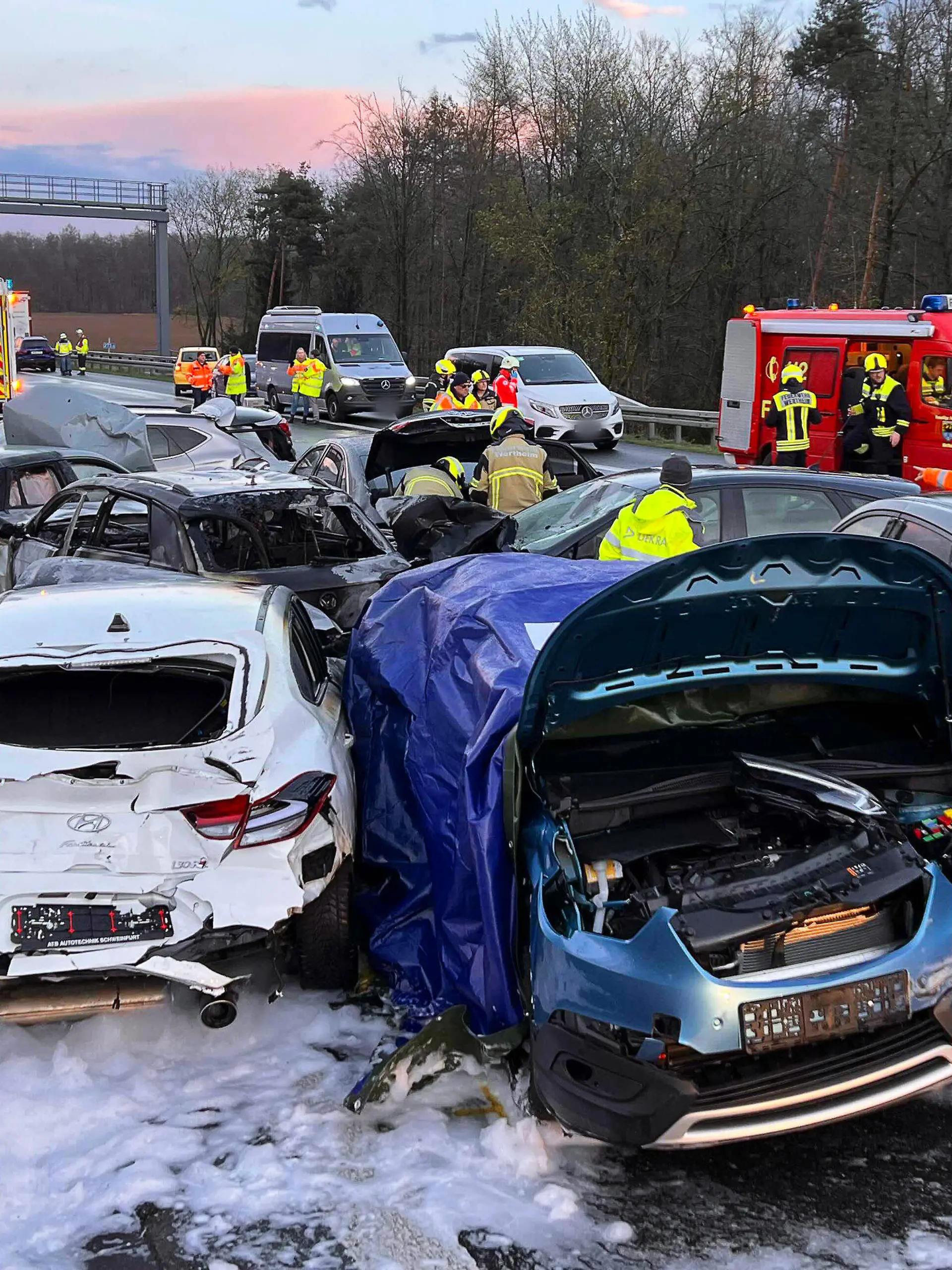 dpatopbilder - 24.03.2024, Bayern, Uettingen: Mehrere Fahrzeuge stehen nach einer Massenkarambolage an der Unfallstelle. Bei schweren Unfällen auf der Autobahn 3 in der Nähe von Würzburg sind am Sonntagnachmittag mehrere Menschen teils schwer verletzt worden. Mindestens zehn Fahrzeuge seien beteiligt gewesen, sagte eine Polizeisprecherin. Die Autobahn in Richtung Nürnberg sei weiterhin voll gesperrt. Foto: Merzbach/News5/dpa - ACHTUNG: Kennzeichen wurde(n) aus rechtlichen Gründen gepixelt +++ dpa-Bildfunk +++
