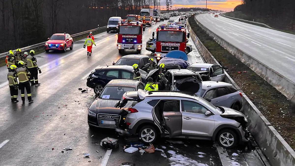 24.03.2024, Bayern, Uettingen: Mehrere Fahrzeuge stehen nach einer Massenkarambolage an der Unfallstelle. Bei schweren Unfällen auf der Autobahn 3 in der Nähe von Würzburg sind am Sonntagnachmittag mehrere Menschen teils schwer verletzt worden. Mindestens zehn Fahrzeuge seien beteiligt gewesen, sagte eine Polizeisprecherin. Die Autobahn in Richtung Nürnberg sei weiterhin voll gesperrt. Foto: Merzbach/News5/dpa - ACHTUNG: Kennzeichen wurde(n) aus rechtlichen Gründen gepixelt +++ dpa-Bildfunk +++