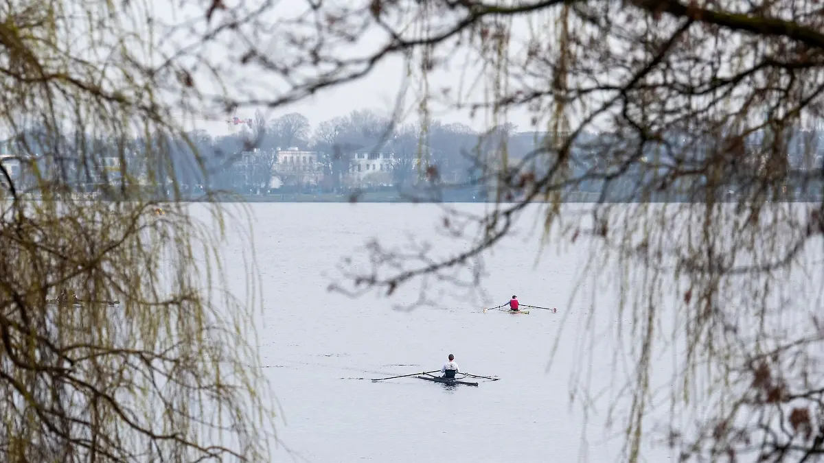 Ruderboote fahren über die Außenalster. Für die kommenden Tage ist mildes und wechselhaftes Wetter vorhergesagt.