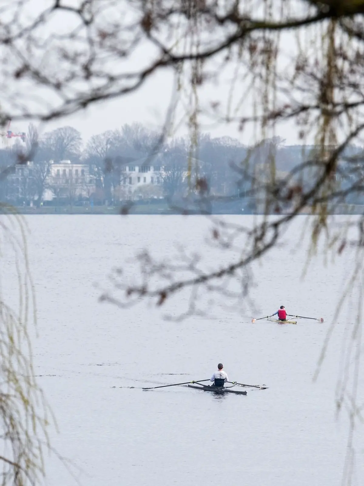 Ruderboote fahren über die Außenalster. Für die kommenden Tage ist mildes und wechselhaftes Wetter vorhergesagt.